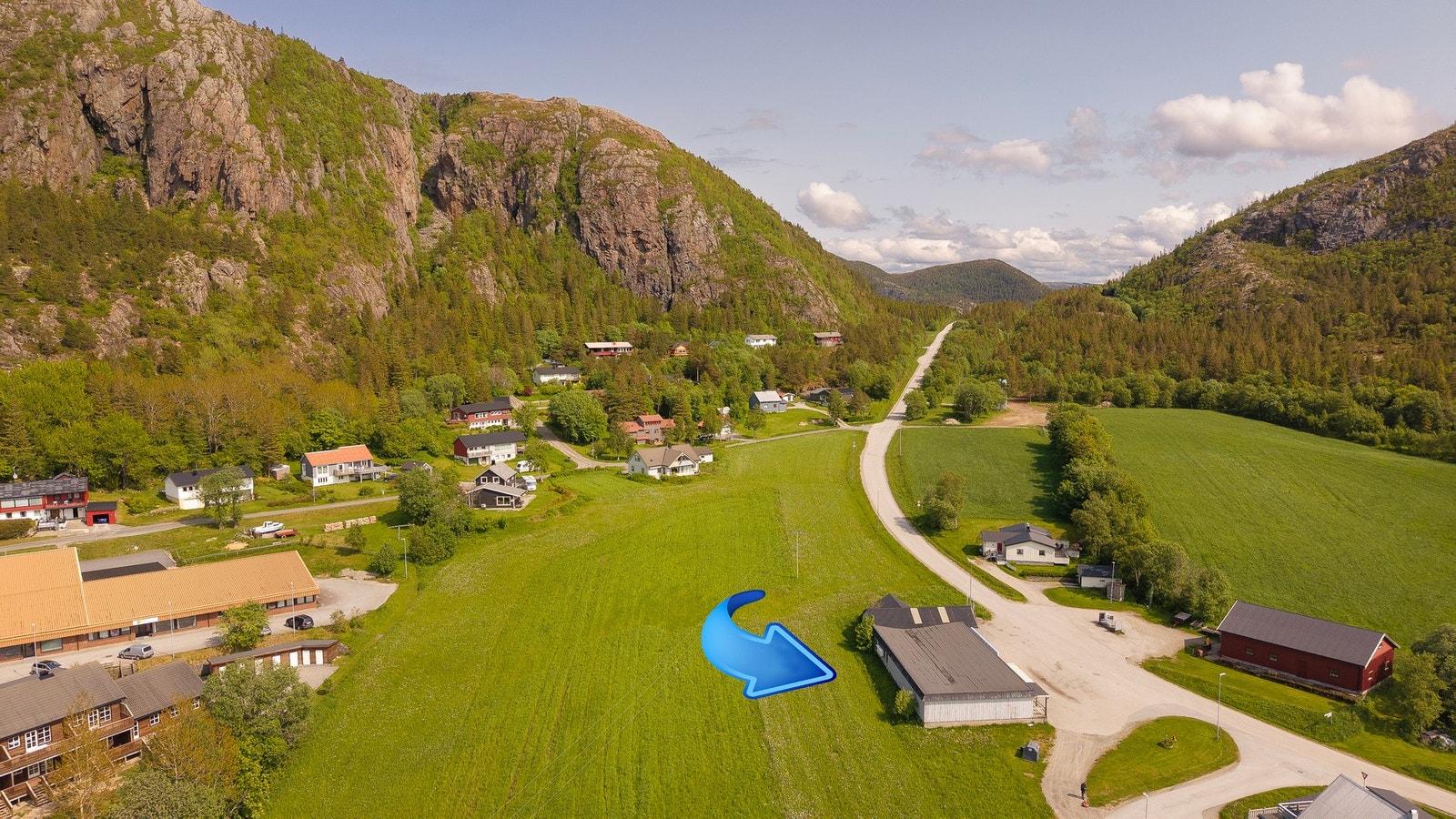 Nærområdet består av dels spredt boligbebyggelse, landbruksareal og offentlige tjenester Galleribilde