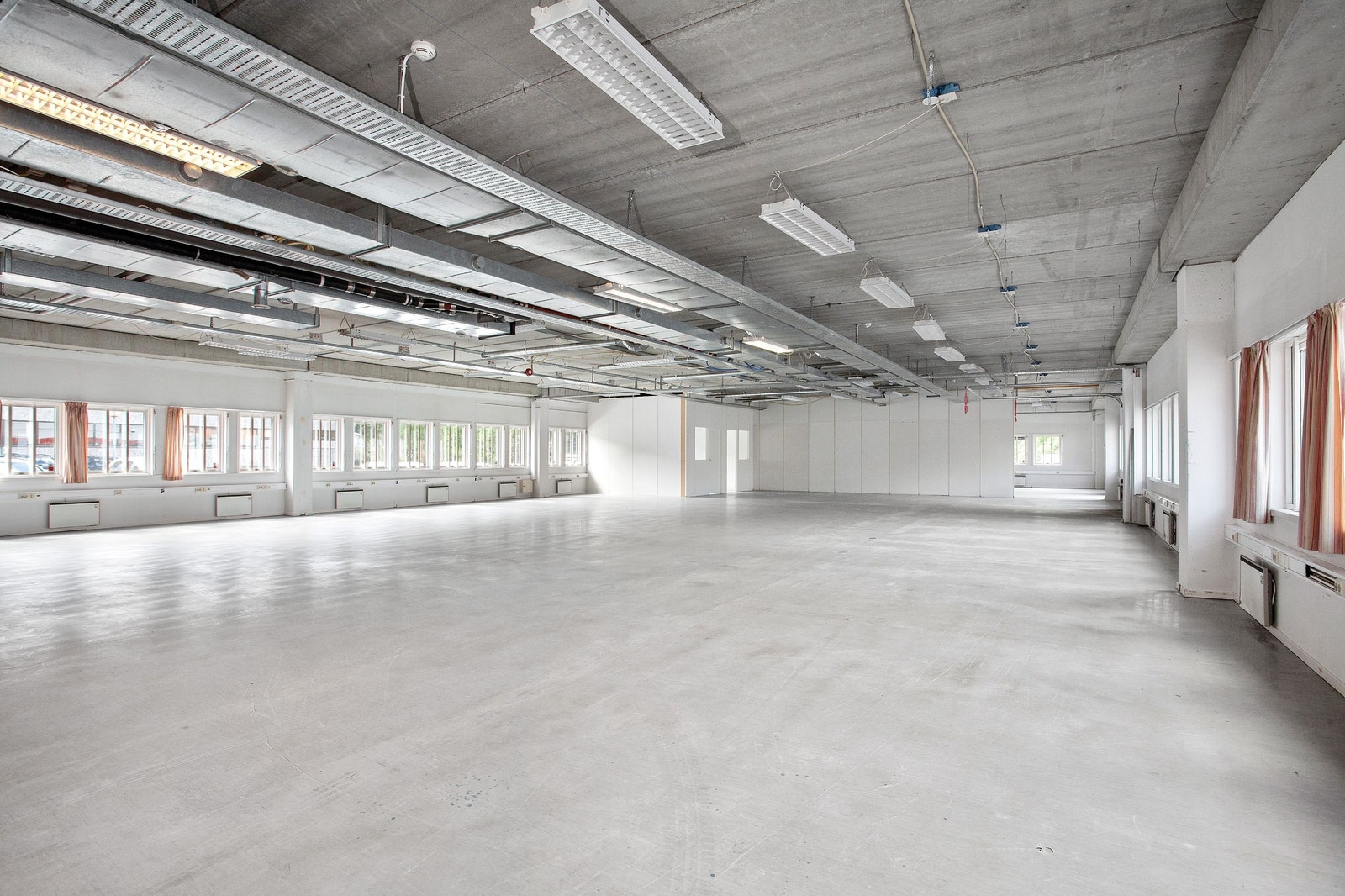 Butikk areal med lager Galleribilde