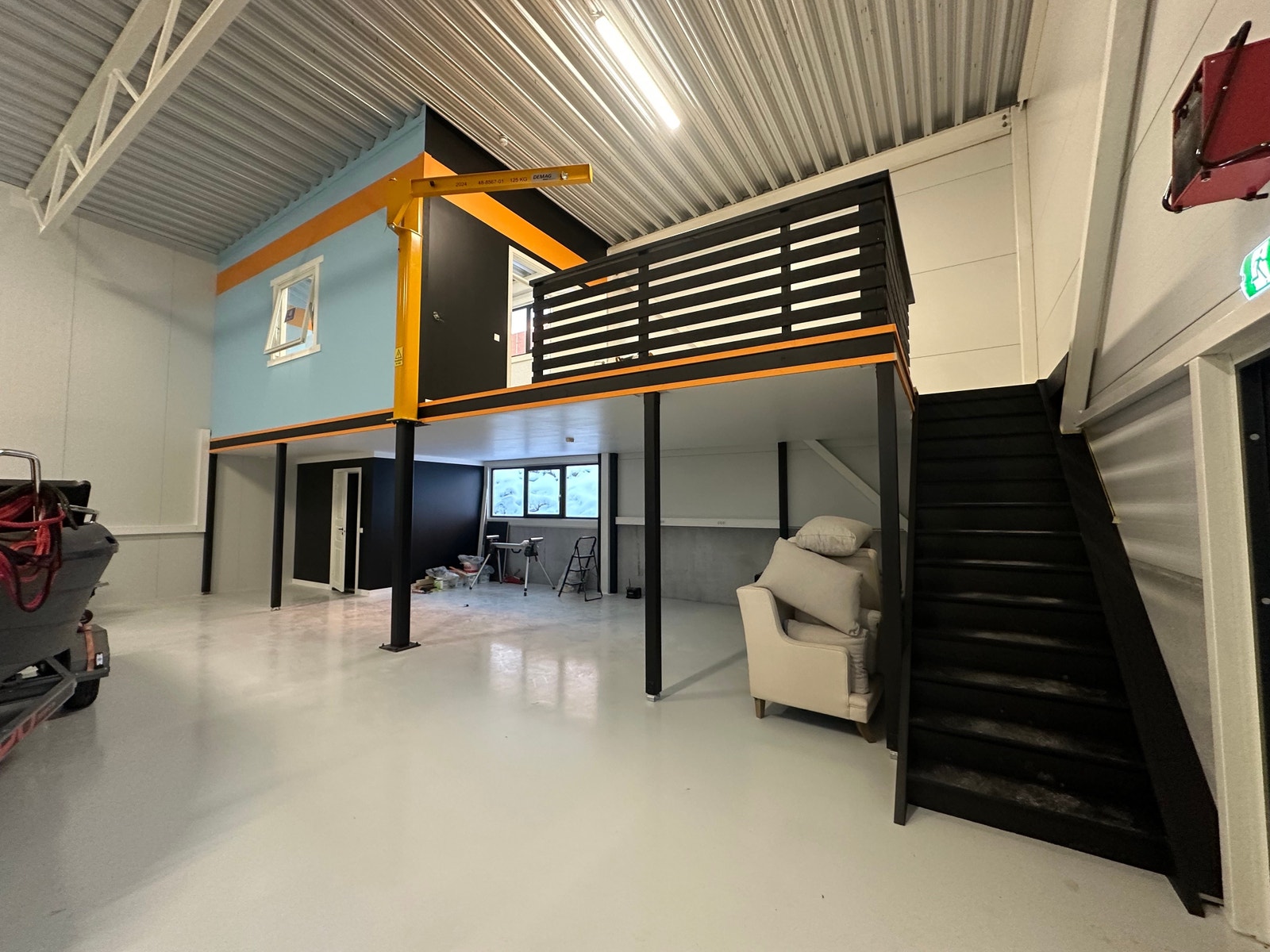 Eksempel på innredning i 144 kvm seksjon. Her med epoxy på gulv (gjort som tilvalg). Det gjørs oppmerksom på at mesanin med størrelse som overstiger 20% av gulvareal er søknadspliktig. Galleribilde