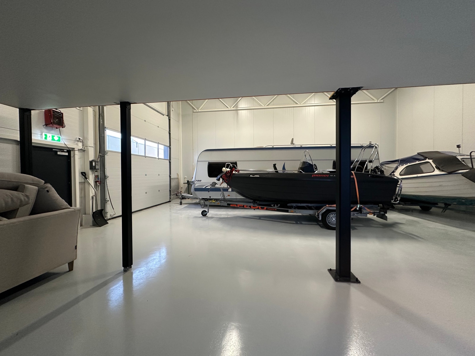 Eksempel på 144 kvm seksjon. Her med epoxy på gulv (gjort som tilvalg). Galleribilde