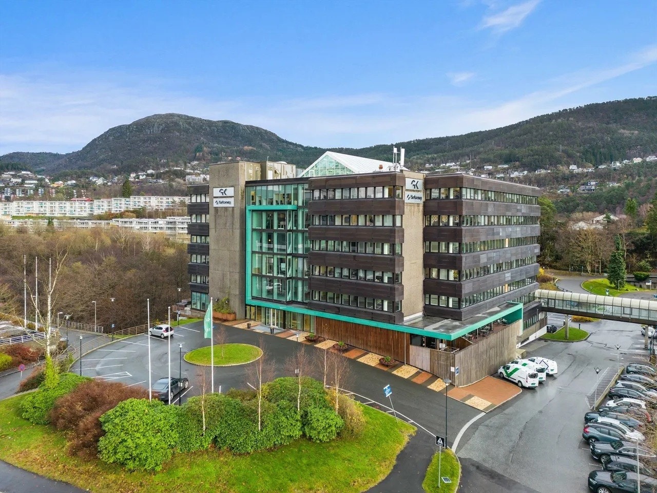 Folke Bernadottes vei 40 er miljøsertifisert iht. BREEAM NOR, har svært god parkeringsdekning og sentral beliggenhet i forhold til kollektivtrafikk og veisystem. Galleribilde