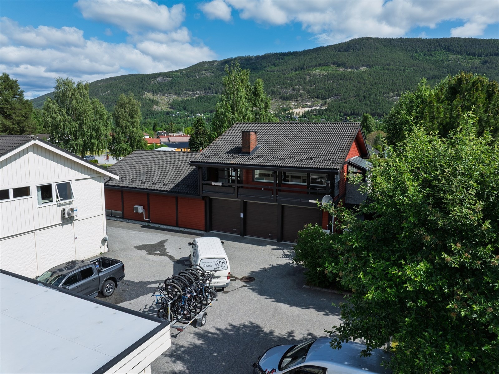 I 1. etg på Halandvegen 13 er det tre store garasjeplasser. Galleribilde