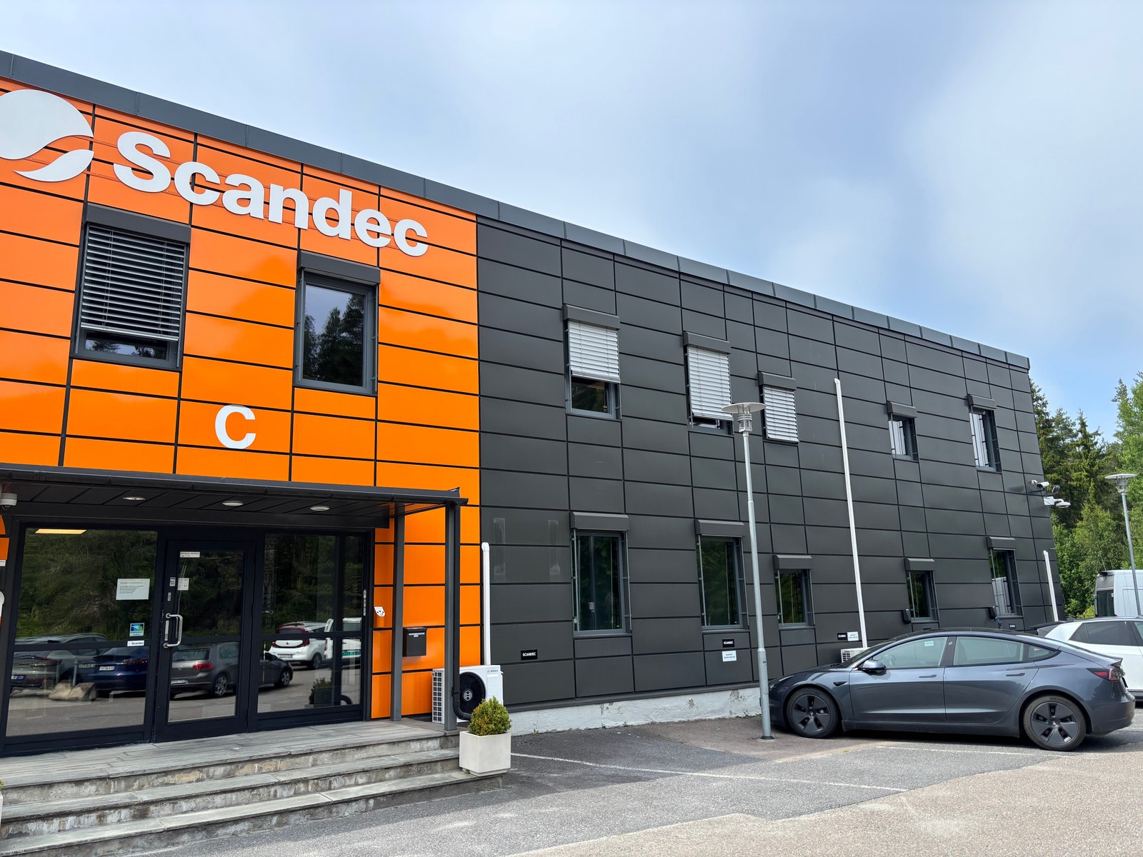 Inngangsparti kontorer - deles med Scandec.
Egen skilting her tilbys. Galleribilde