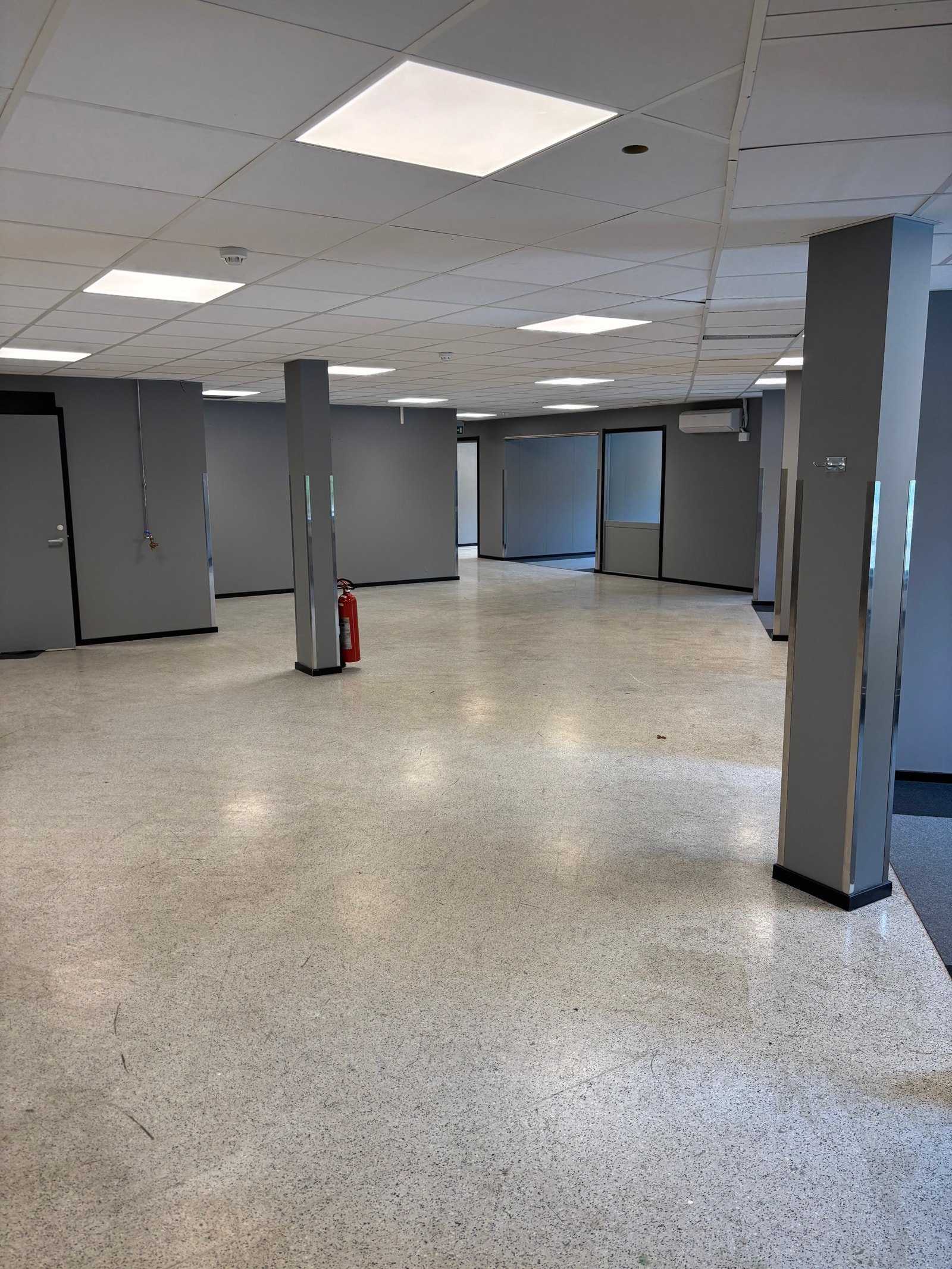Kontorer like ved inngangspartiet Galleribilde