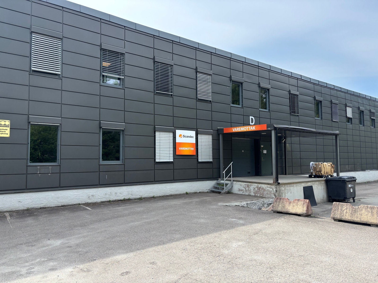 Rampe og port gir direkte tilgang til lager. Galleribilde