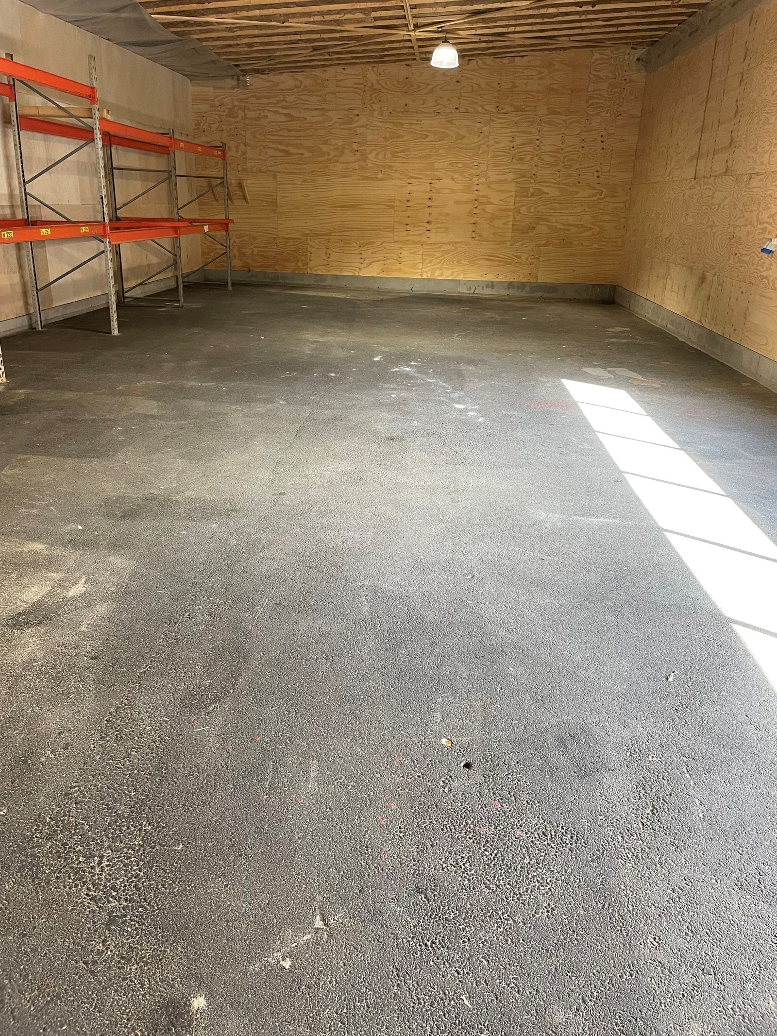 Hallen innvendig, 18,60 x 8,73 mtr.
Takhøyde 4,55 - 3,68 mtr. Galleribilde