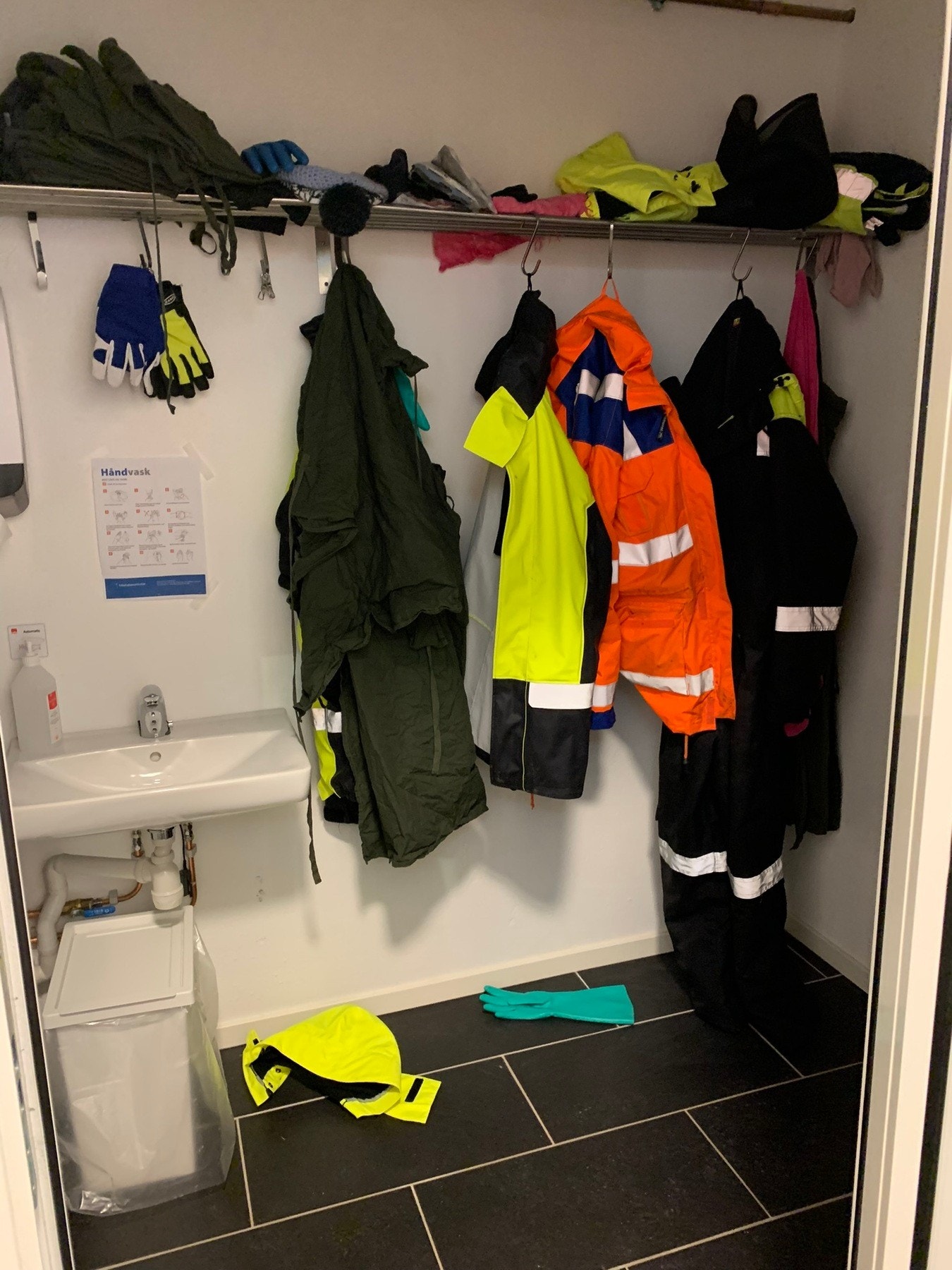 Vaskerom med opphengsmulighet for arbeidsklær Galleribilde