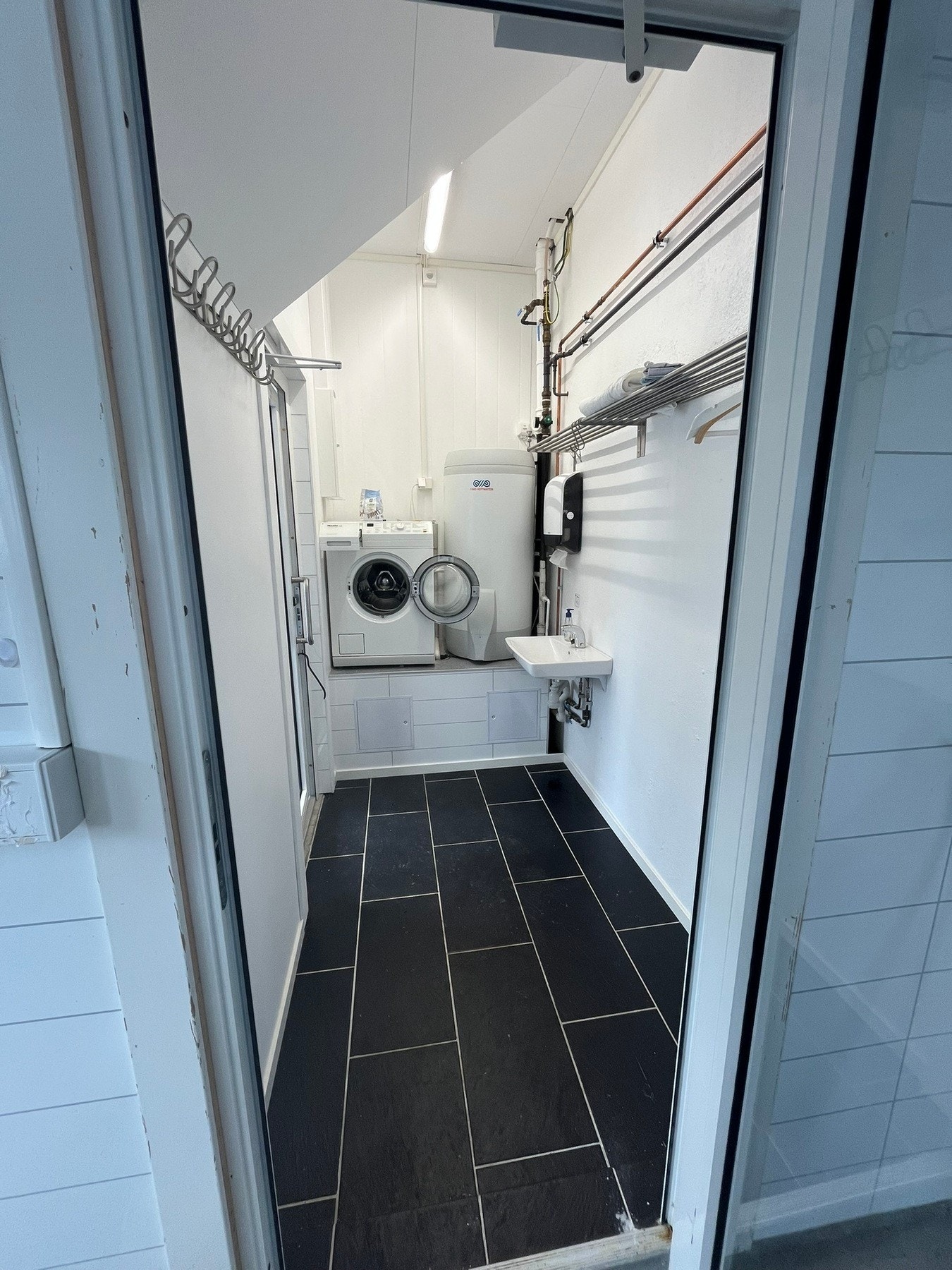 Vaskerom med opphengsmulighet for arbeidsklær Galleribilde