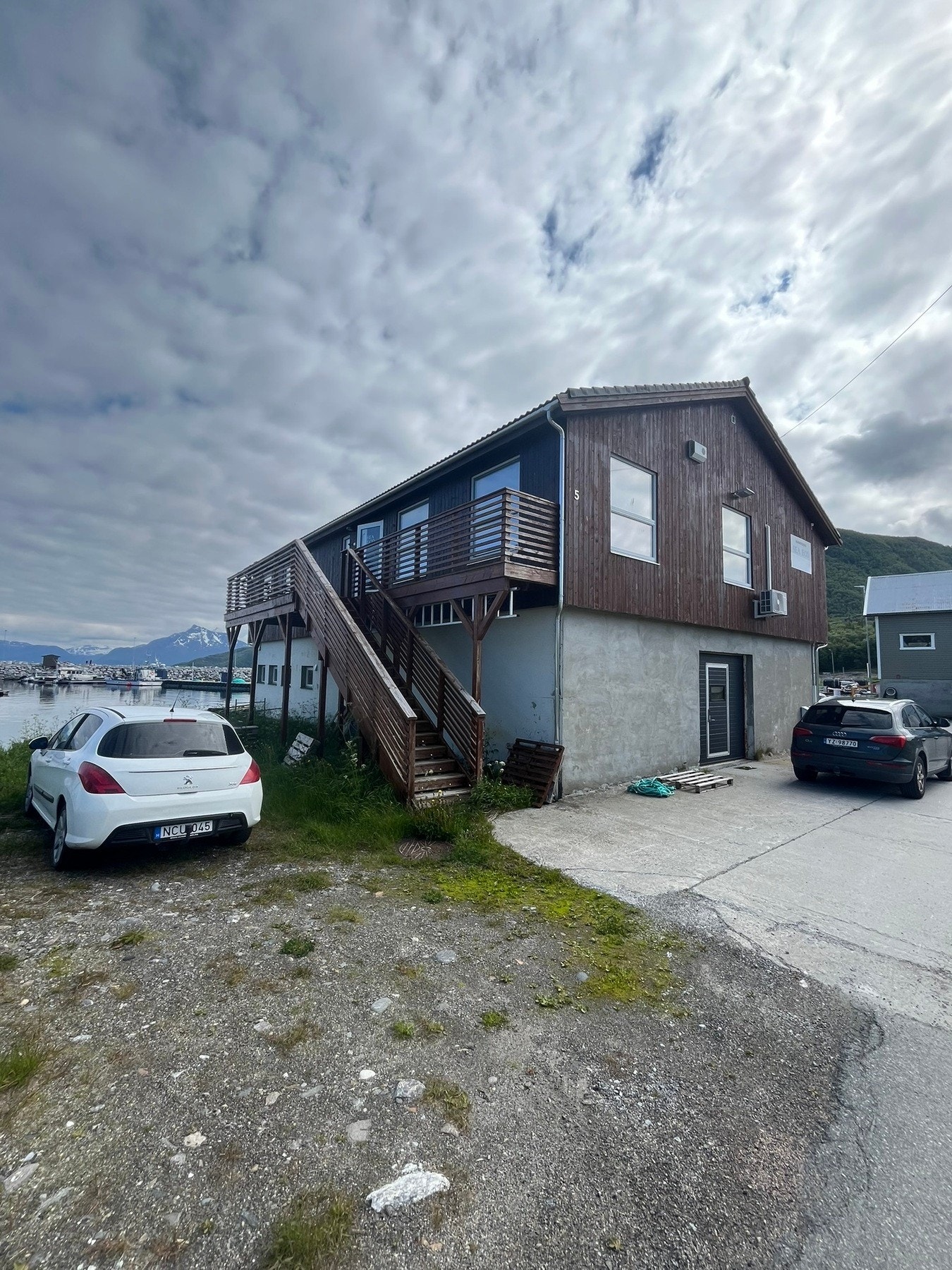 Eiendommen har 1-2 parkeringsplasser, men det er kommunalt parkeringsområde rett ved siden av Galleribilde