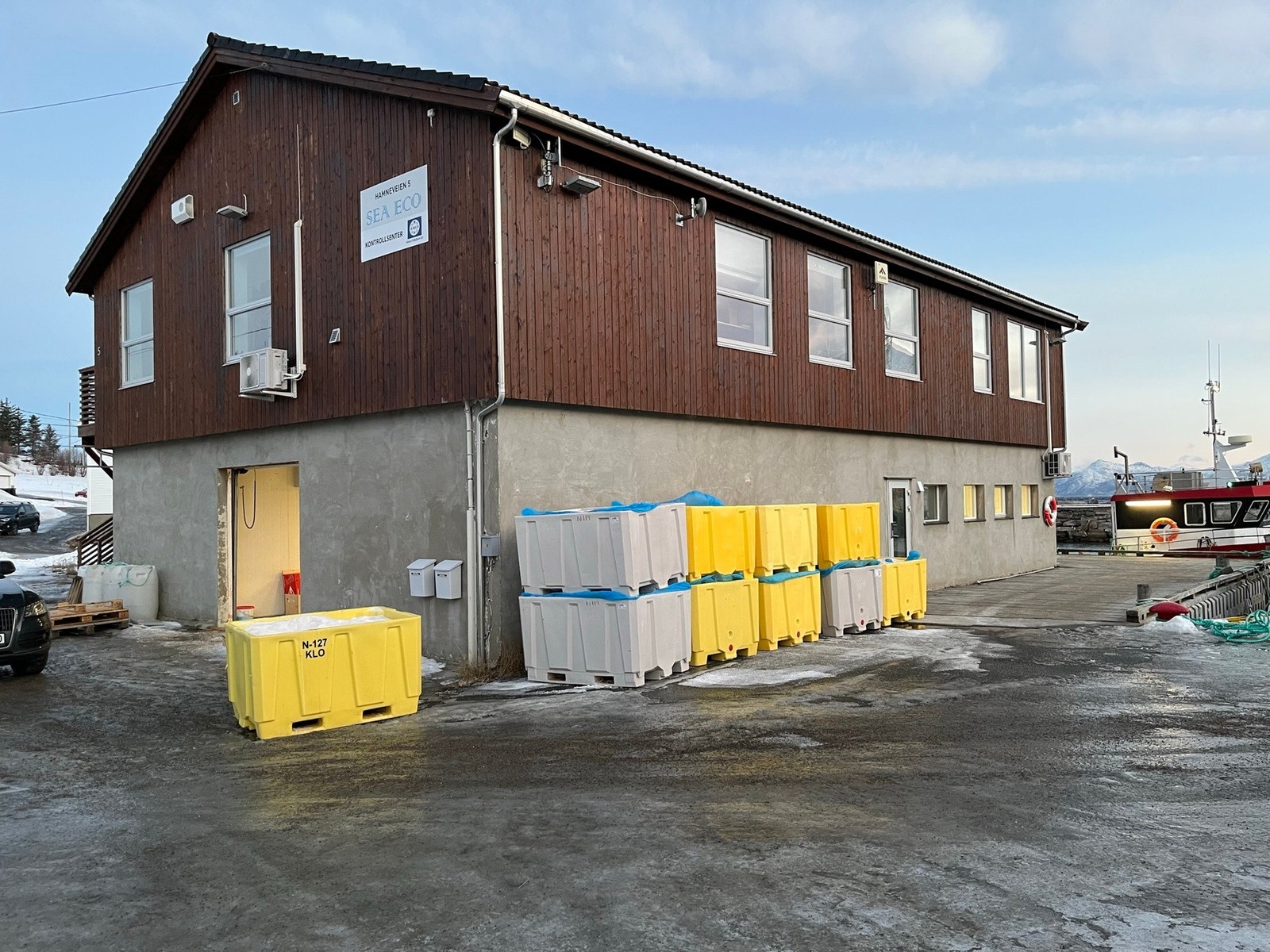 Ombygd og renovert i 2015/16 er bygget moderne og velholdt - med produksjonslokaler i 1. etasje og kontorer i 2. etasje Galleribilde