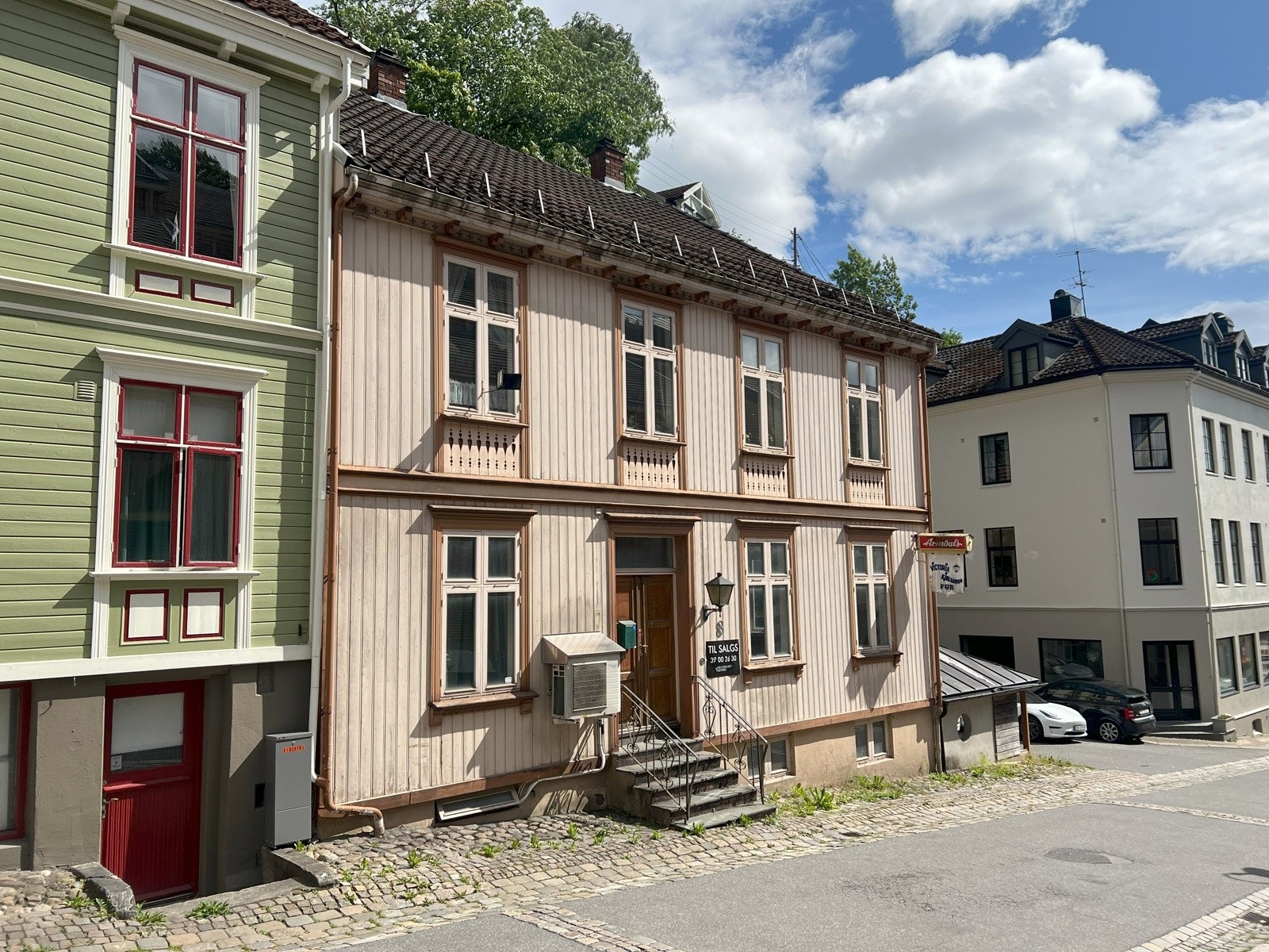 Bygget ligger i Arendal Sentrum, nær bunnen av Bendiksklev. Galleribilde