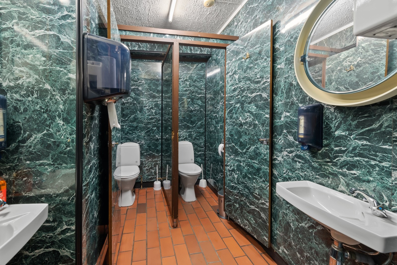 Toaletter i tilknytning til publokalet. Galleribilde