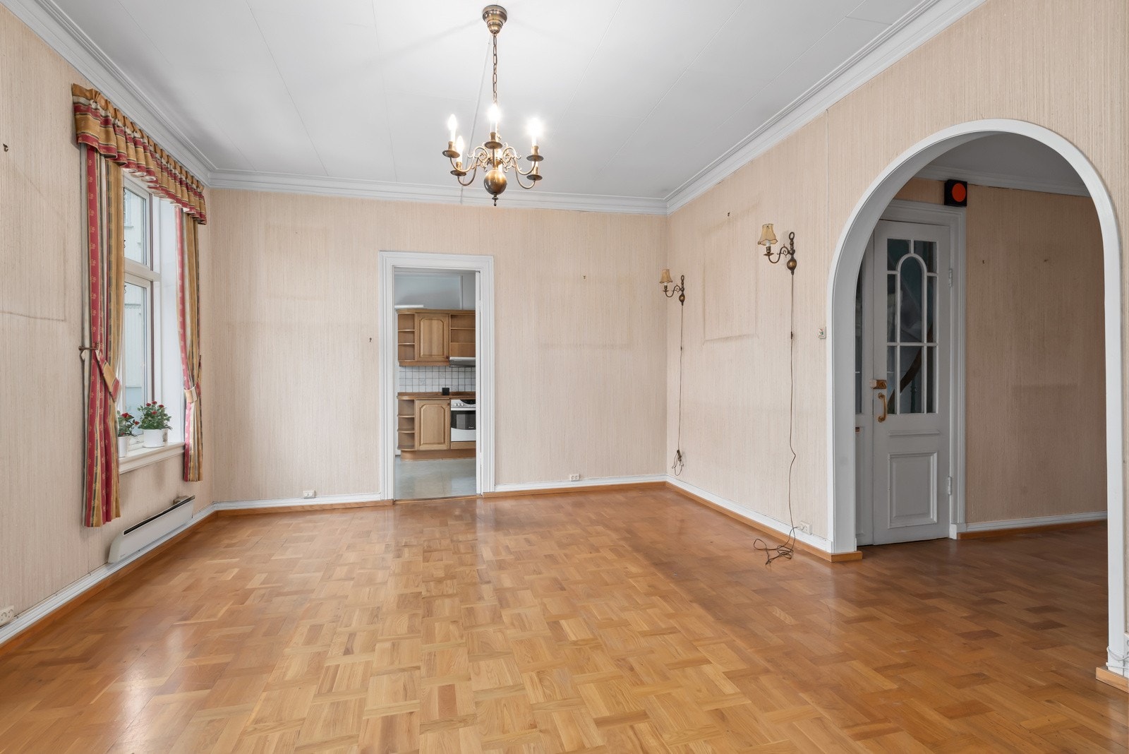 Stue i leiligheten i 2. etg. Rett fram ser man kjøkkenet. Galleribilde