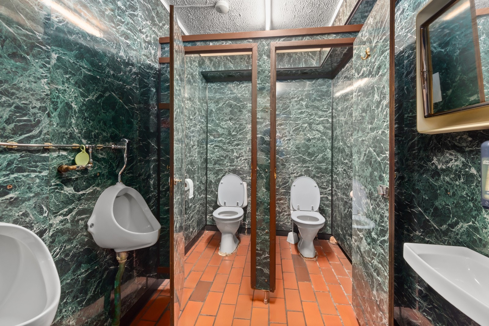 Toaletter i tilknytning til publokalet. Galleribilde