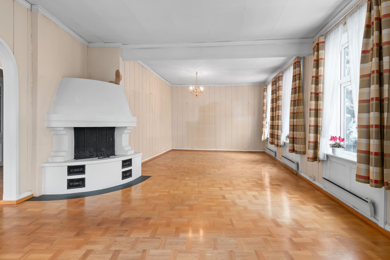 Stor peis i den ene stuen. Galleribilde