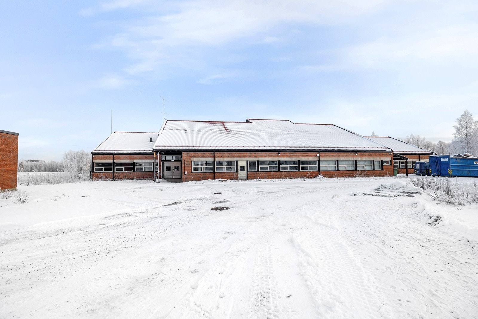 Det er godt med biloppstillingsplass på eiendommen. Galleribilde