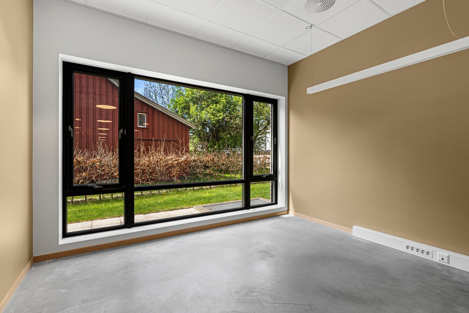 Kontor/møterom med godt dagslys Galleribilde