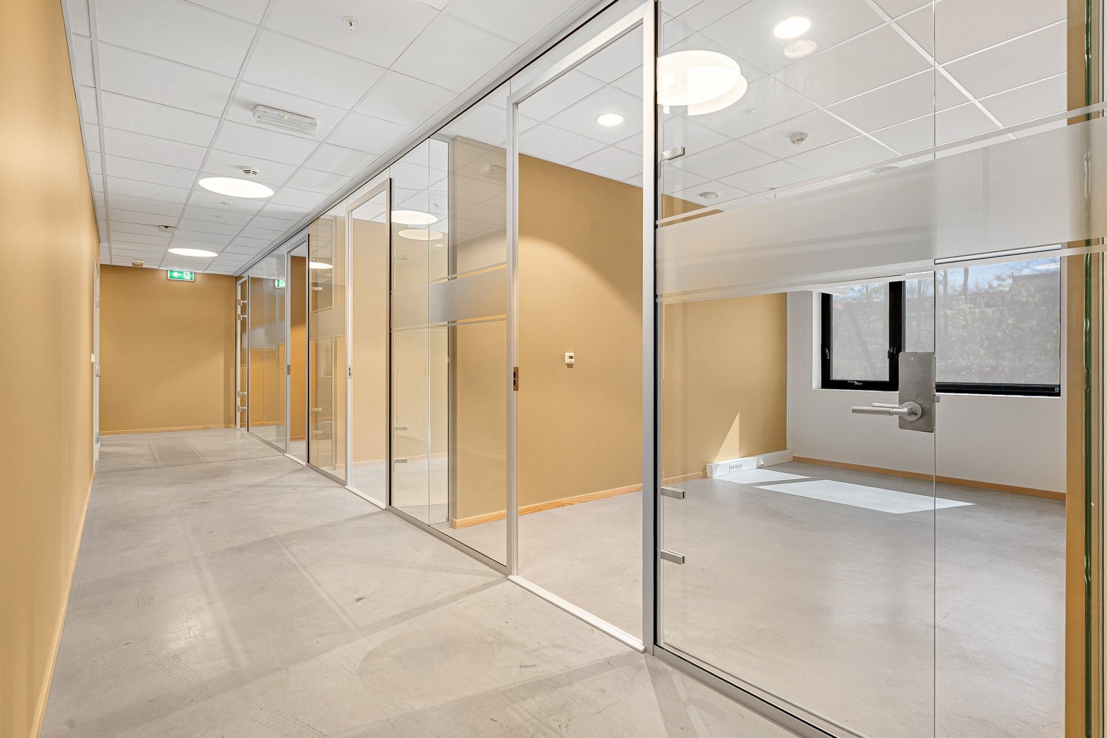 Gang med innsikt til lyse kontorer Galleribilde