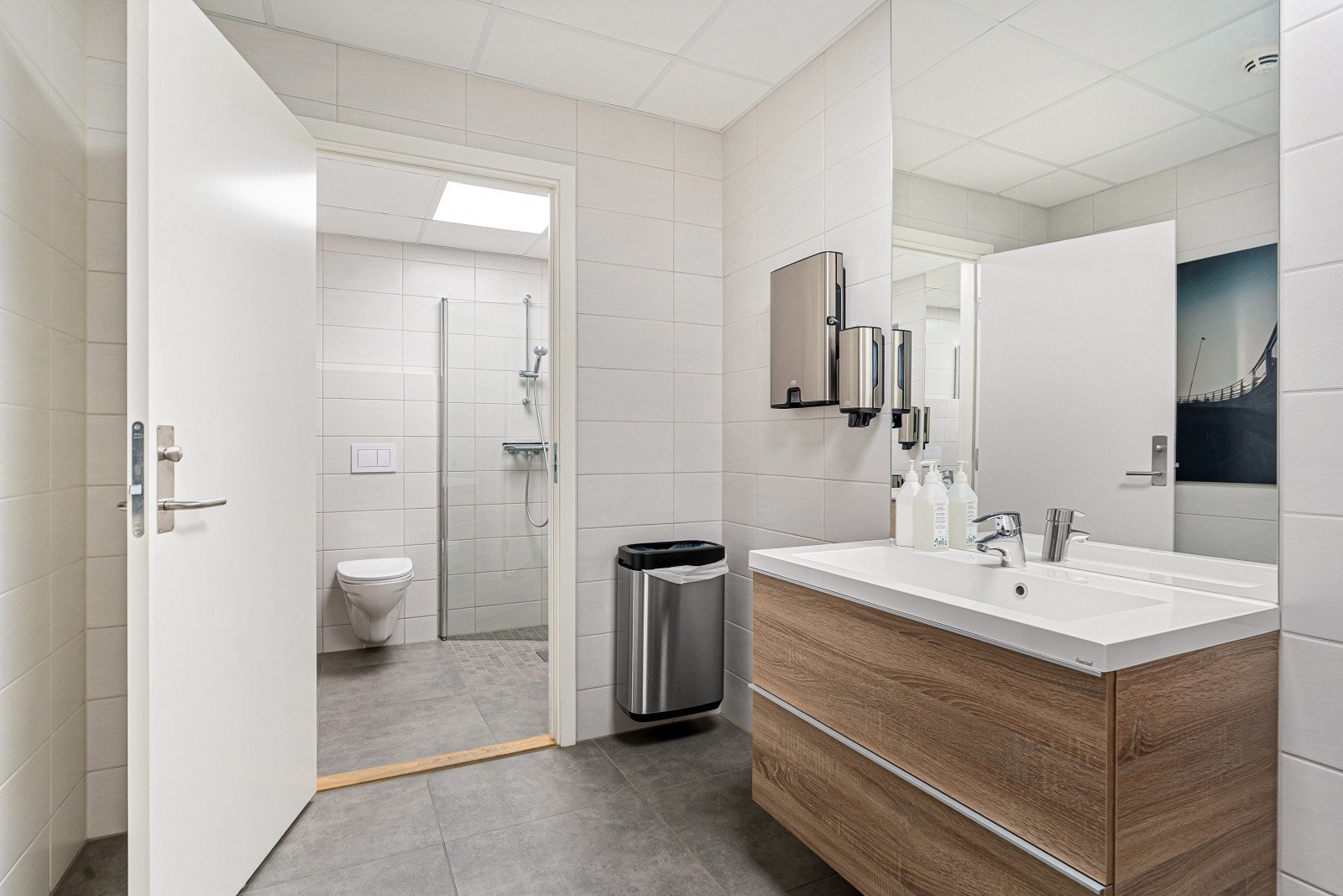 Toalett med dusj Galleribilde