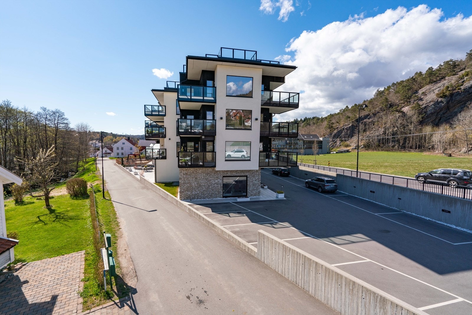 Bygget har rikelig med parkeringsplasser på utvendig og innvendig Galleribilde