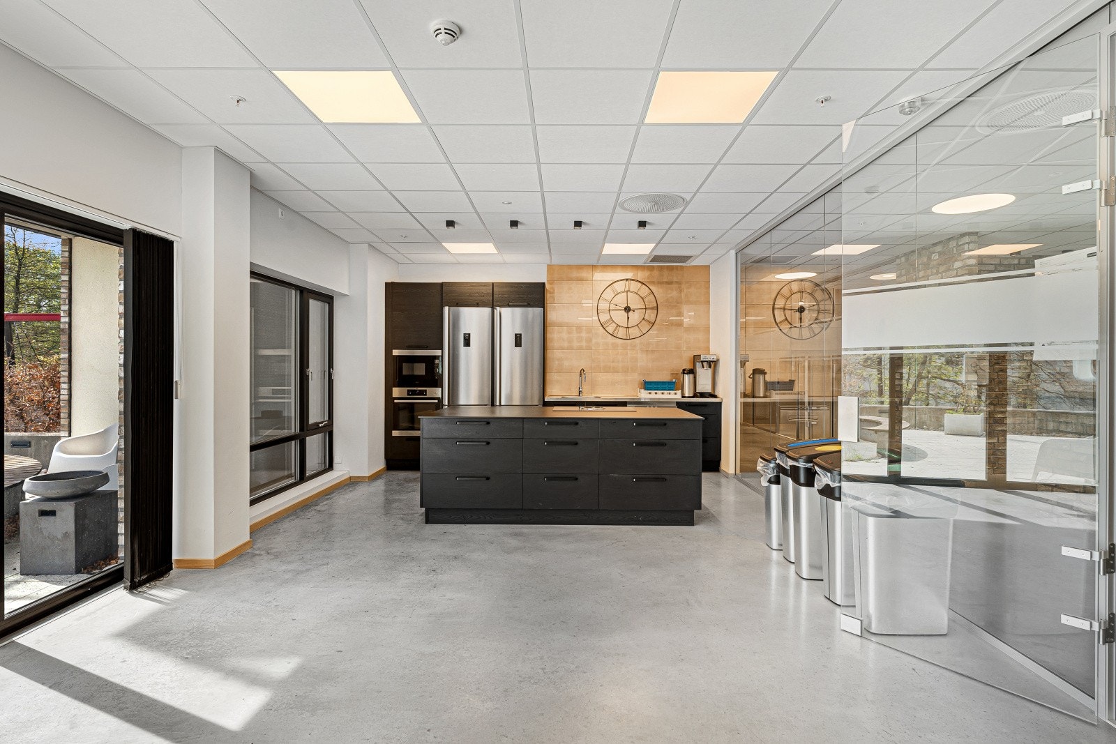 Stort kjøkken/spiserom med direkte utgang til terrasse Galleribilde