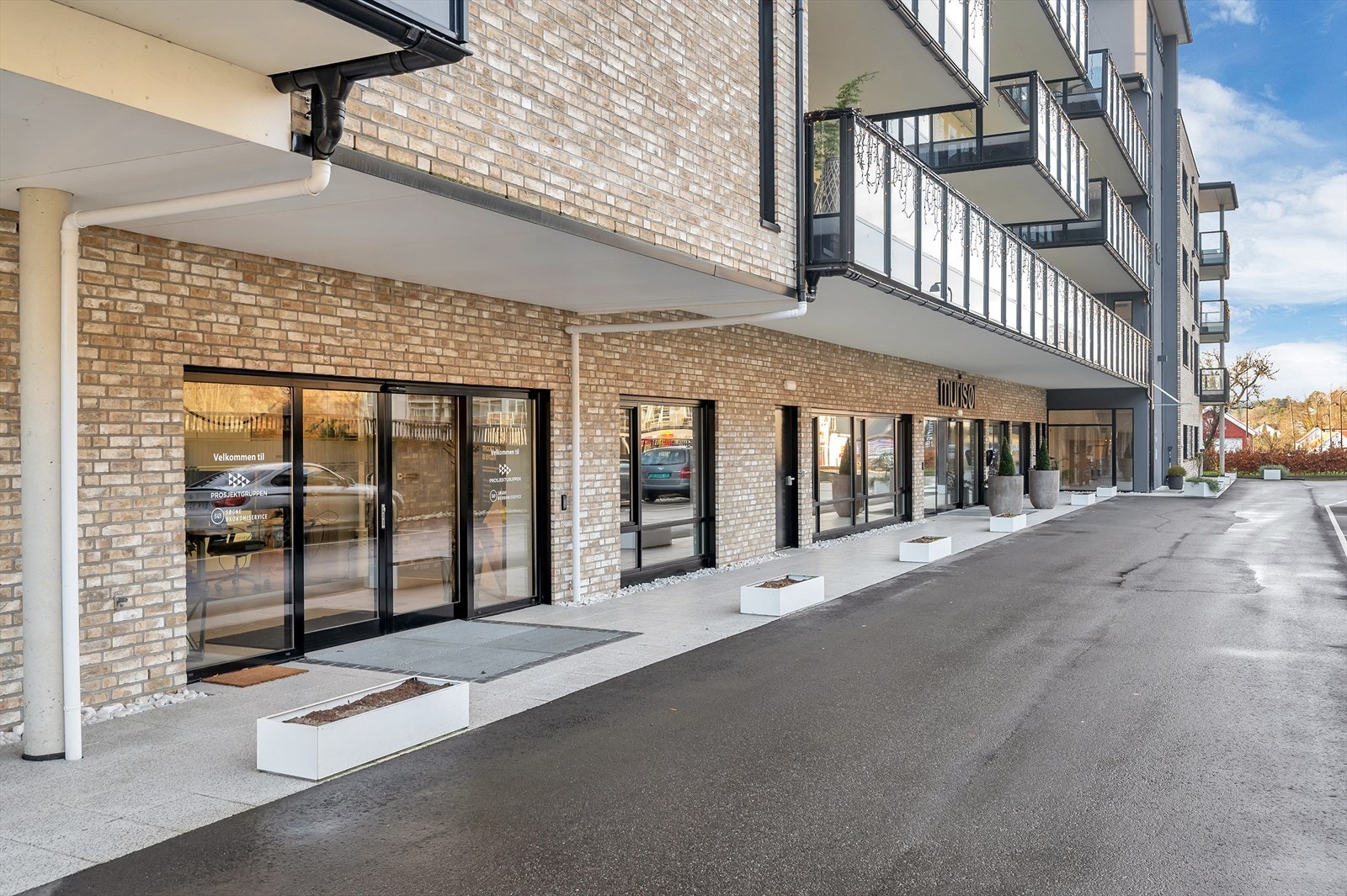 Trivelig inngangsparti under tak Galleribilde