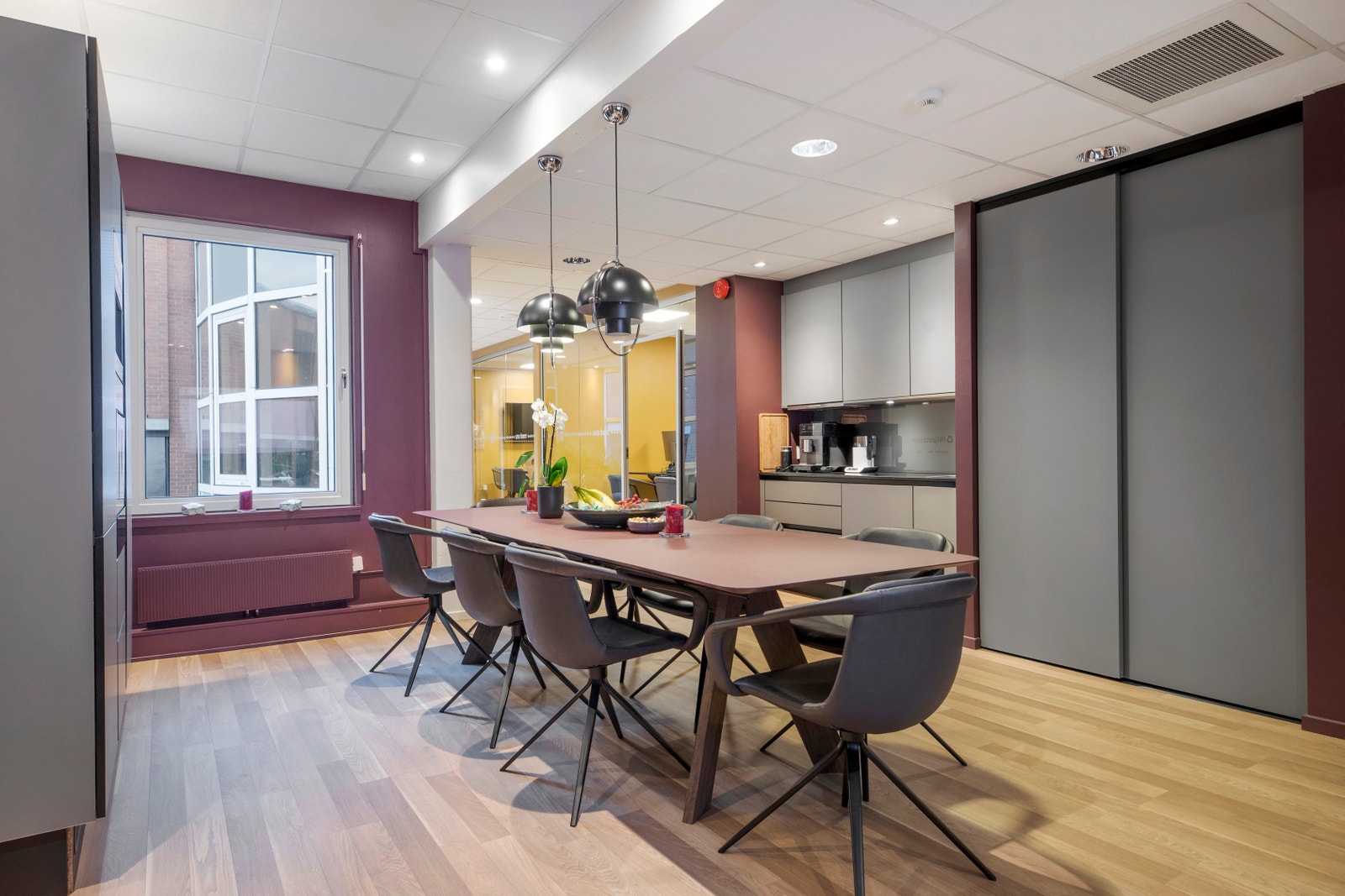 Kontorene er pent oppmalt, med glassfronter Galleribilde