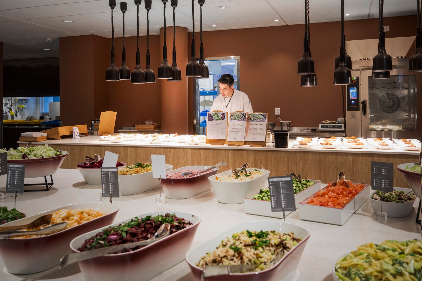 Flott personalrestaurant med takterrasse tilknyttet Galleribilde