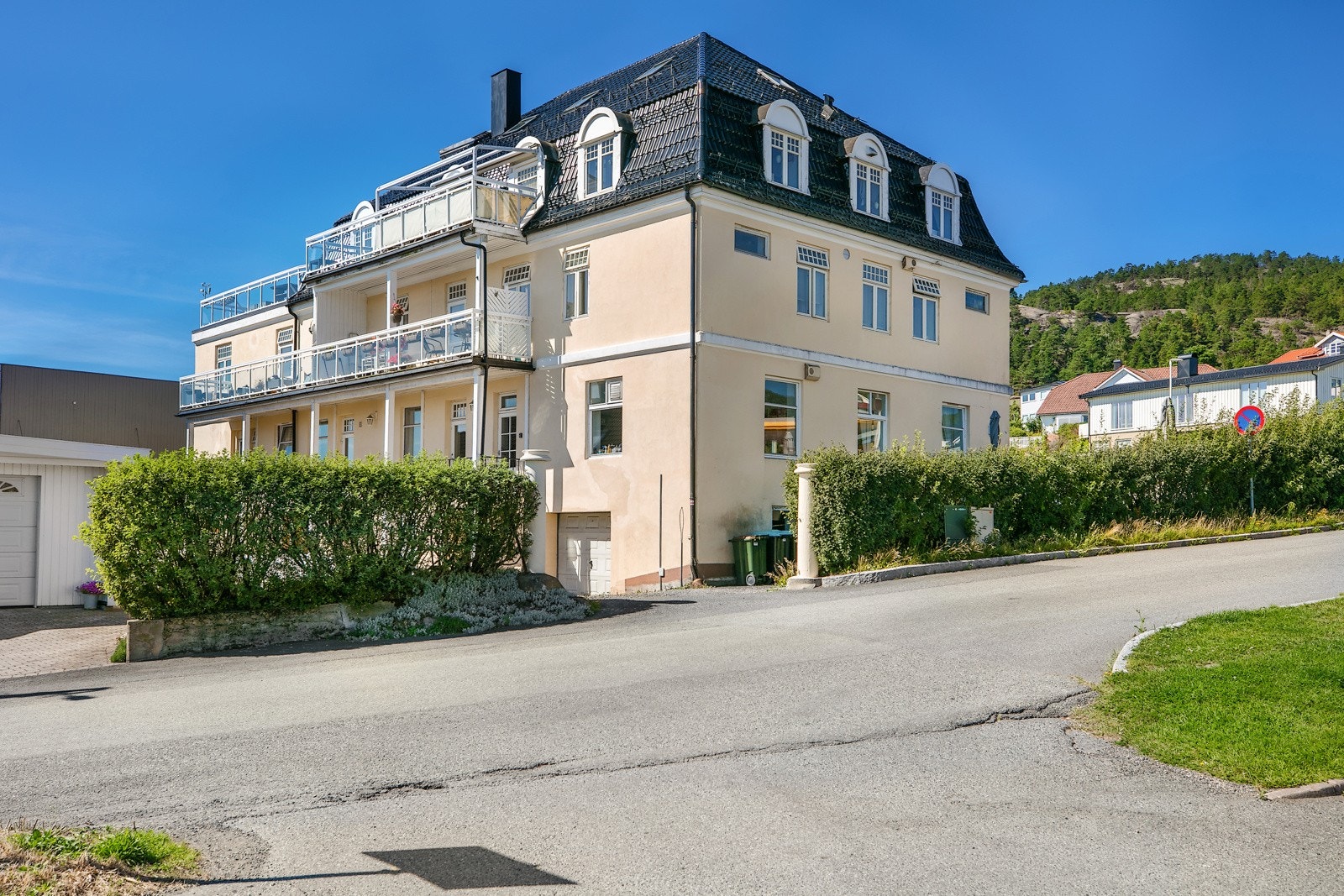 Bygget ligger midt i hovedgata gjennom Tofte. Galleribilde