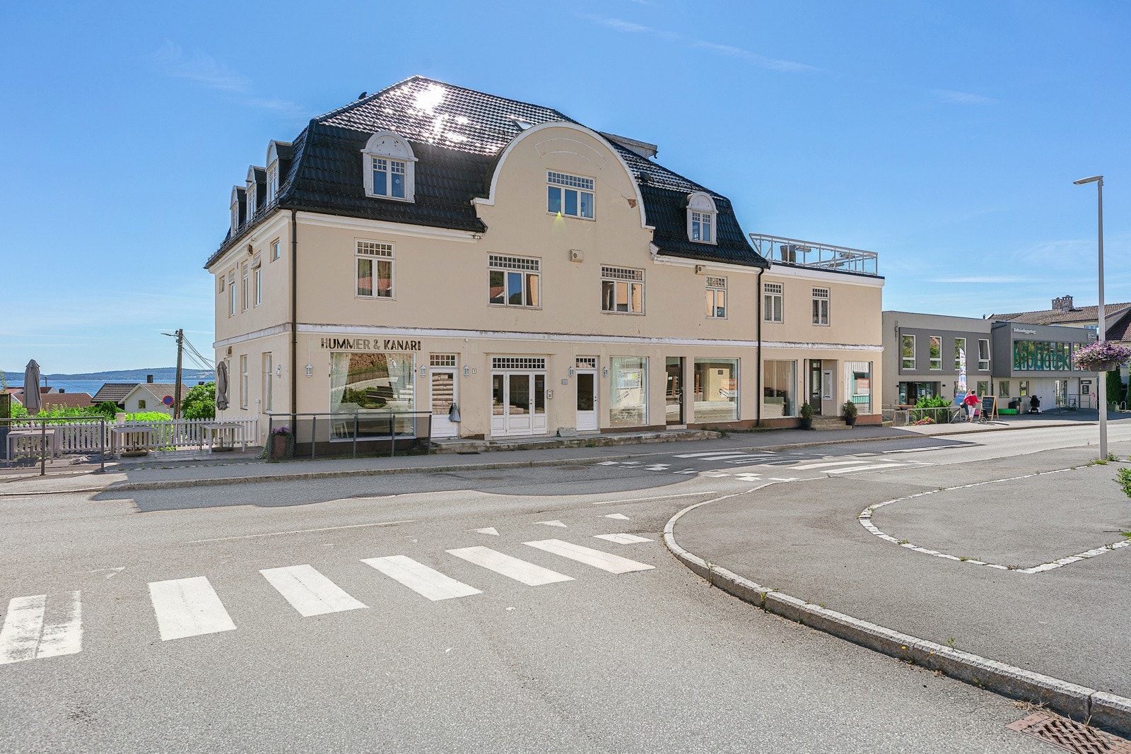 Næringseiendom med sentral beliggenhet i Tofte sentrum. Galleribilde