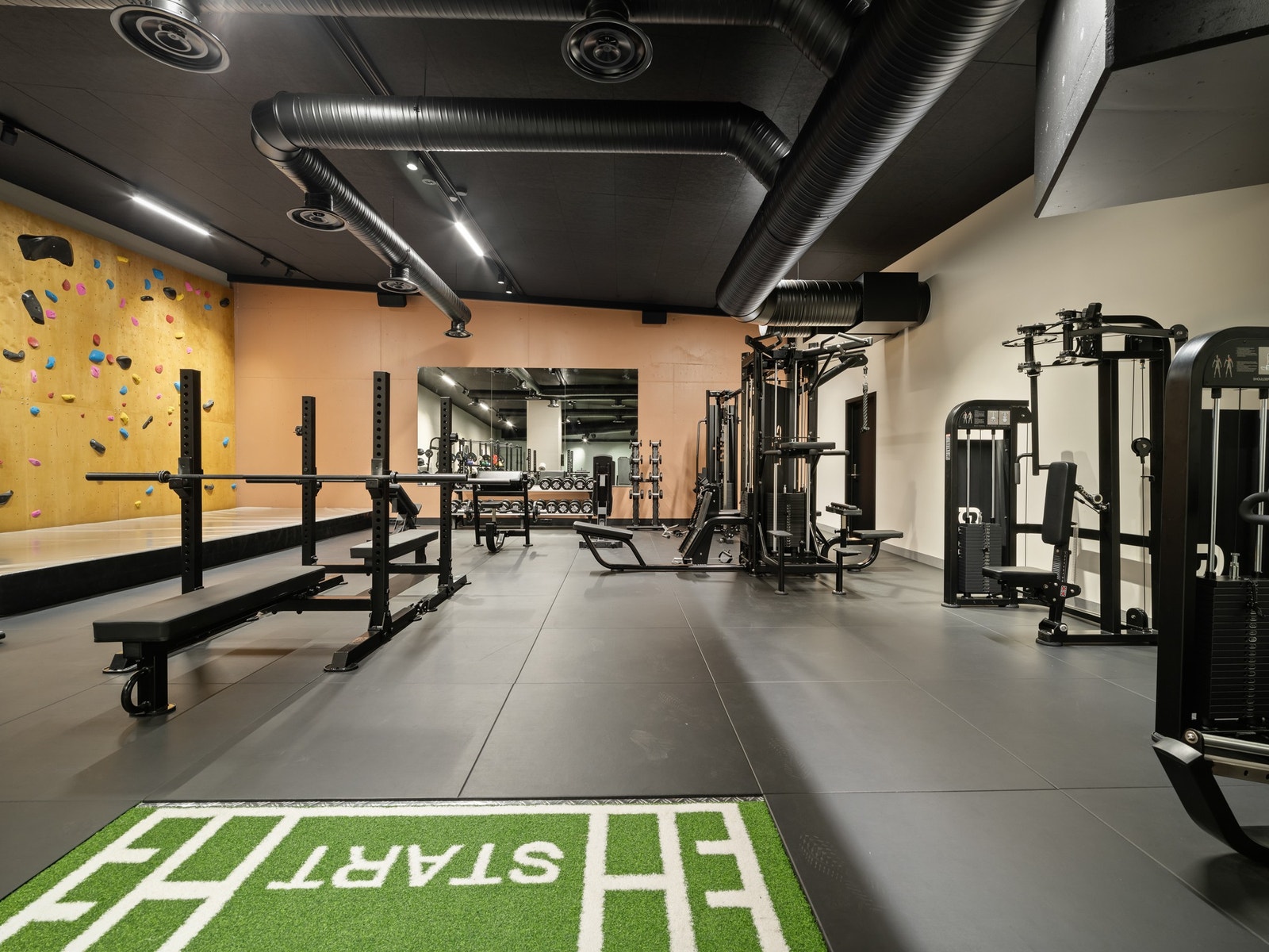 Helt nytt stort treningsrom med vektsal, yogarom og spinning for fri bruk Galleribilde