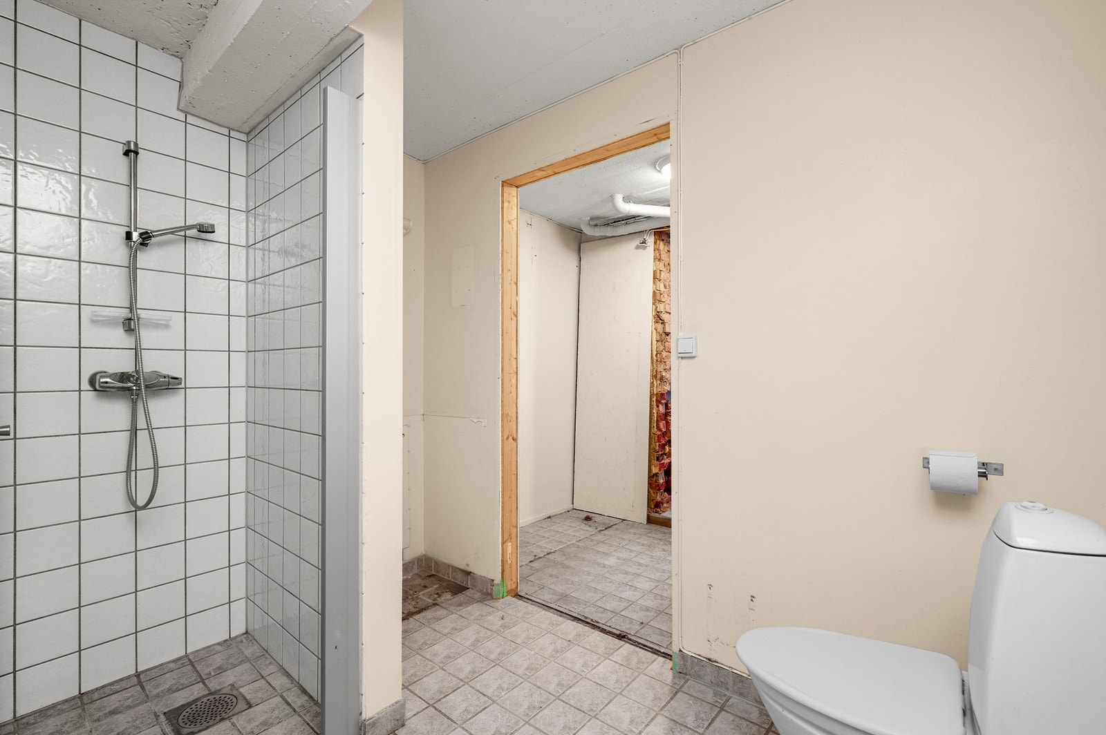 Garderobe med dusj og toalett Galleribilde