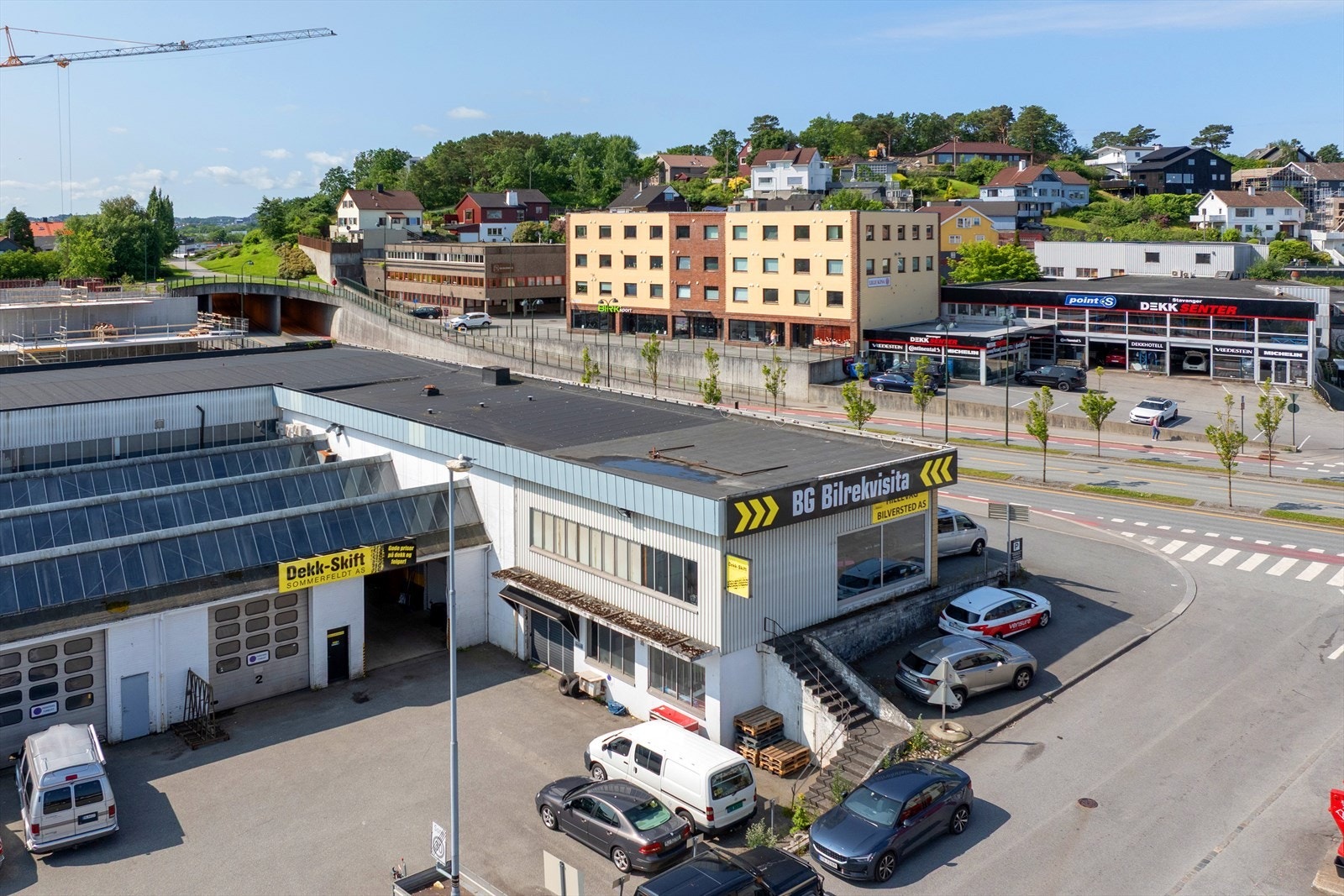 Lager U-etg med egen port til høyre på bildet. Galleribilde