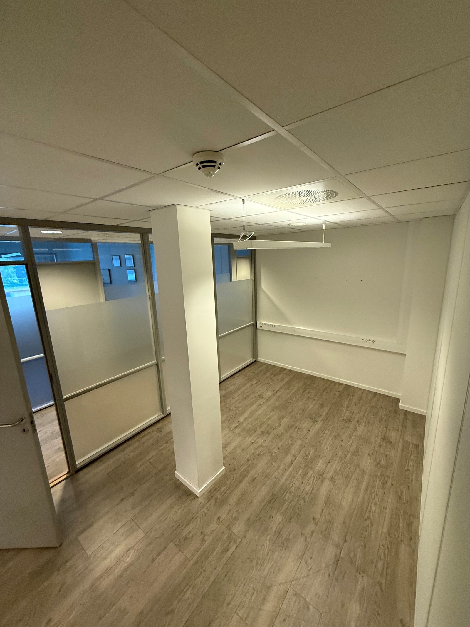 Kontor 086. Fint kontor med plass til 1-2 personer. Kr 3 600 pr mnd. alt inkludert. (Fiber,renhold, mm) Galleribilde