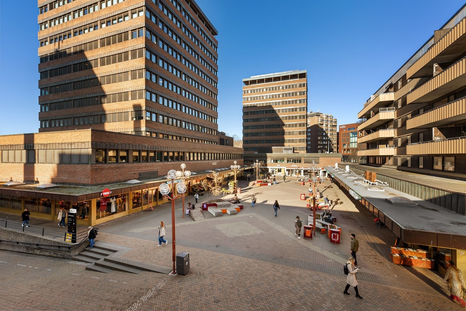 Lokalene som ligger i toppetasjen har flott utsikt over Tøyen Torg Galleribilde