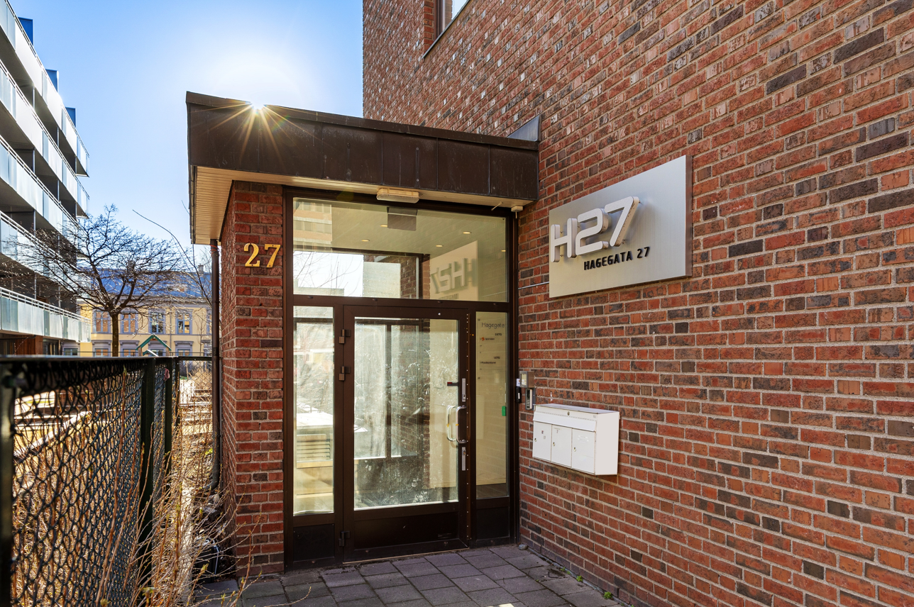 Lokalene har egent inngangsparti fra bakkeplan Galleribilde