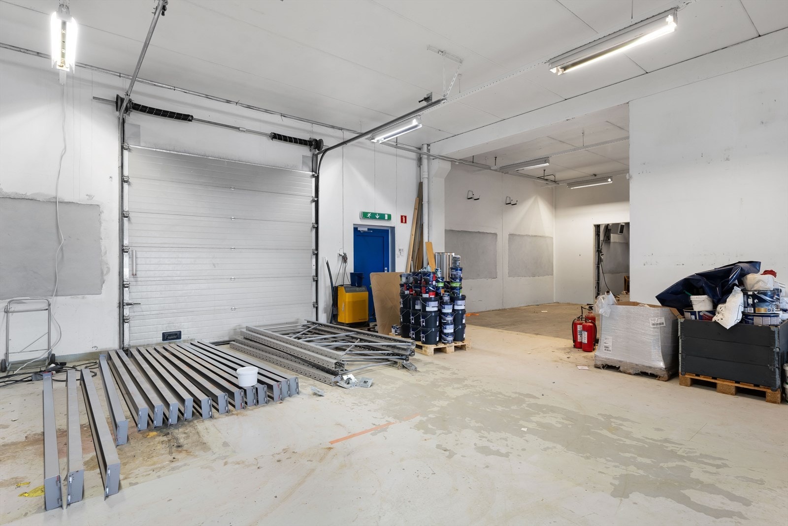 Ca. BTA 900 m² med 4 meter takhøyde. 2 porter på ca. 3 x 3 meter. Galleribilde