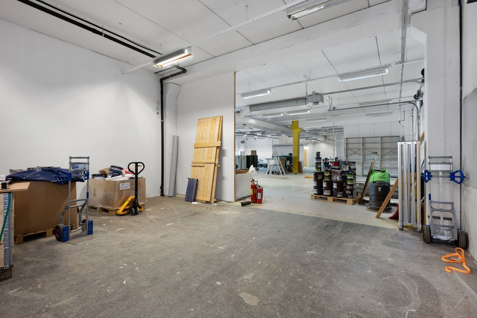 Ca. BTA 900 m² med 4 meter takhøyde. 2 porter på ca. 3 x 3 meter. Galleribilde