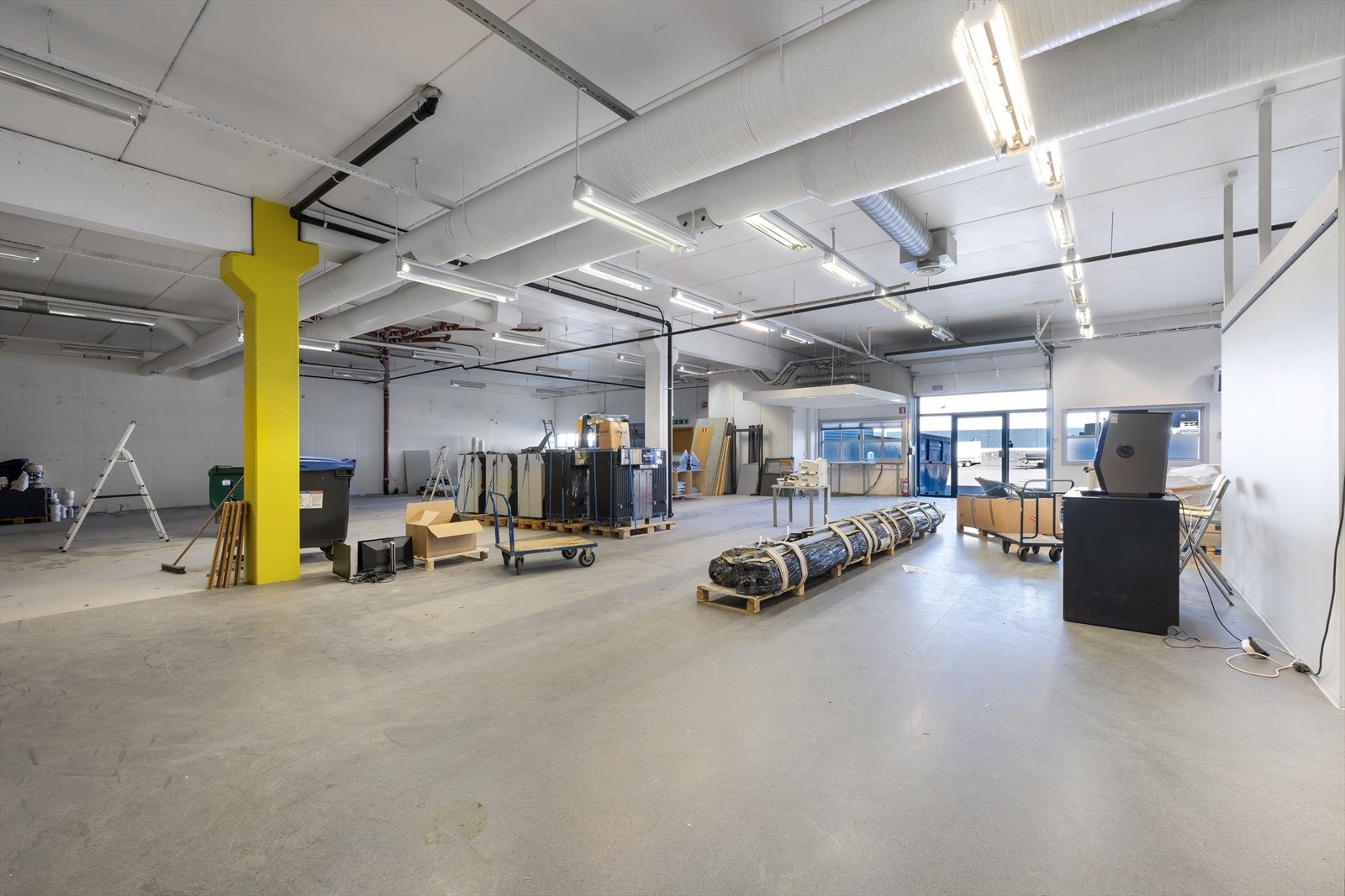 Ca. BTA 900 m² med 4 meter takhøyde. 2 porter på ca. 3 x 3 meter. Galleribilde