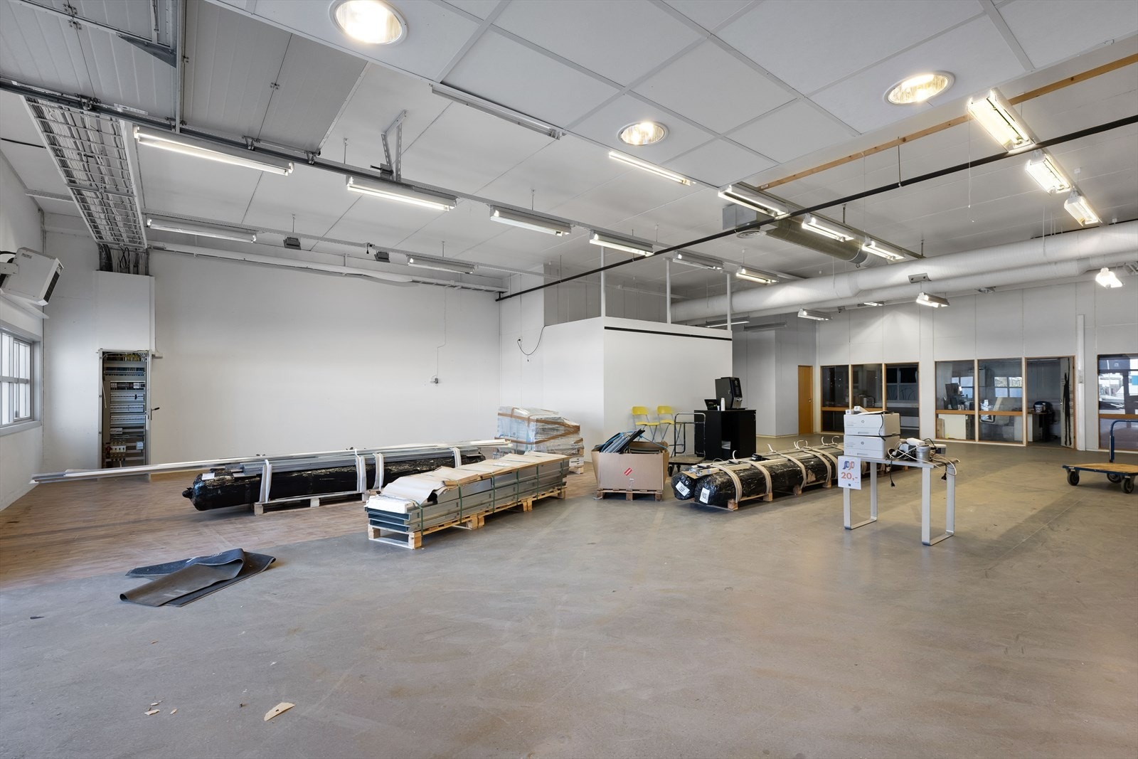 Ca. BTA 900 m² med 4 meter takhøyde. 2 porter på ca. 3 x 3 meter. Galleribilde