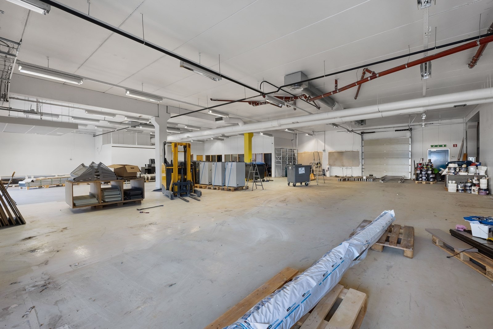 Ca. BTA 900 m² med 4 meter takhøyde. 2 porter på ca. 3 x 3 meter. Galleribilde