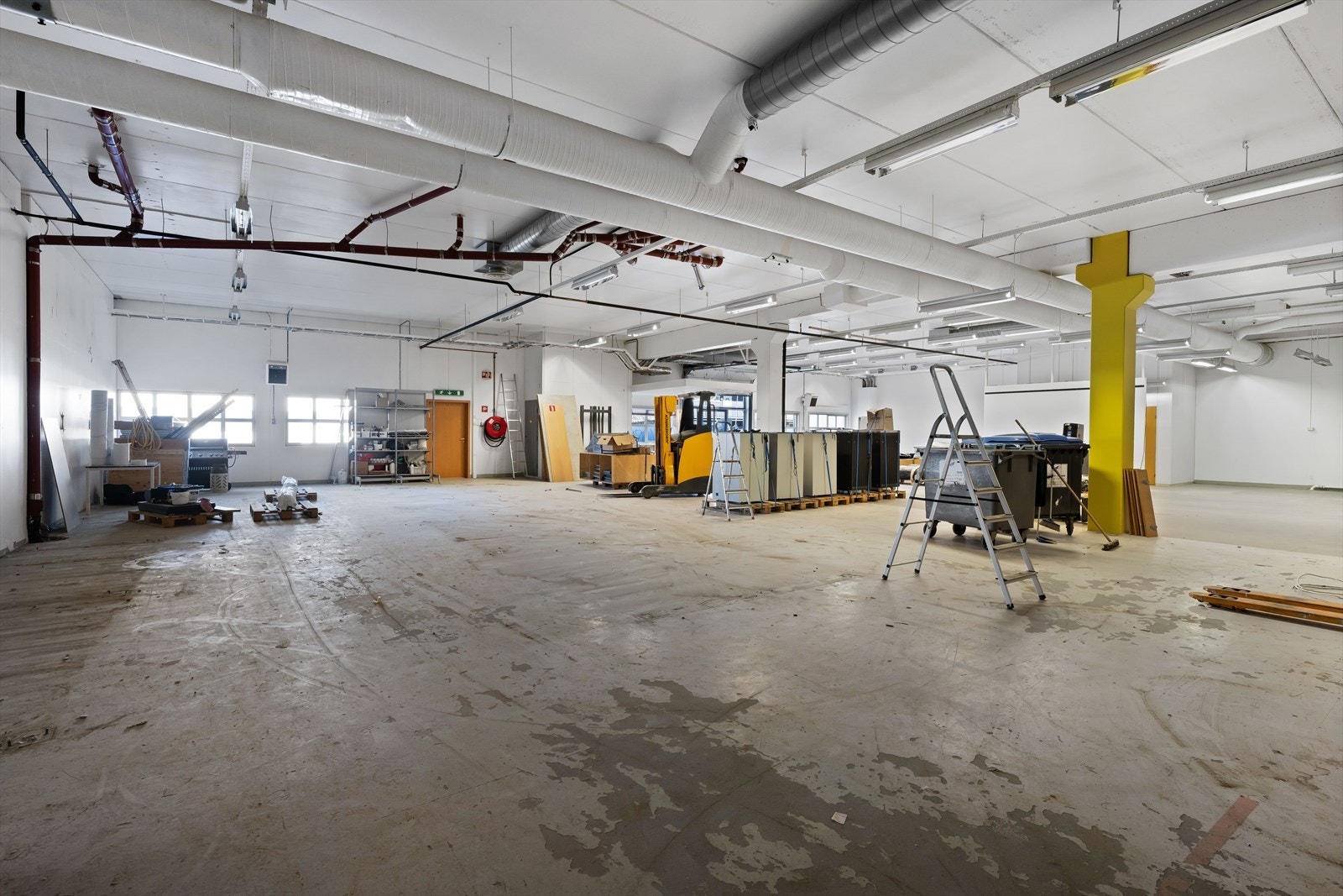 Ca. BTA 900 m² med 4 meter takhøyde. 2 porter på ca. 3 x 3 meter. Galleribilde