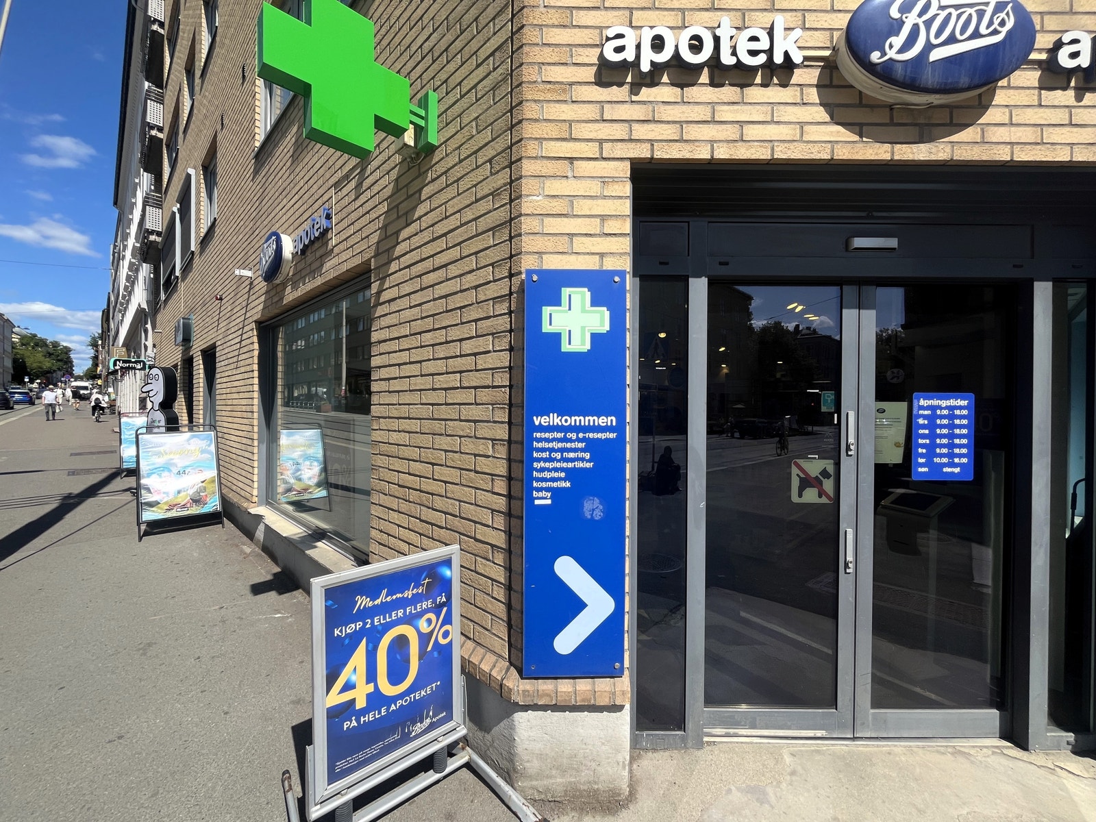 Høyt trafikkert gate med både gående, syklende og kjørende Galleribilde