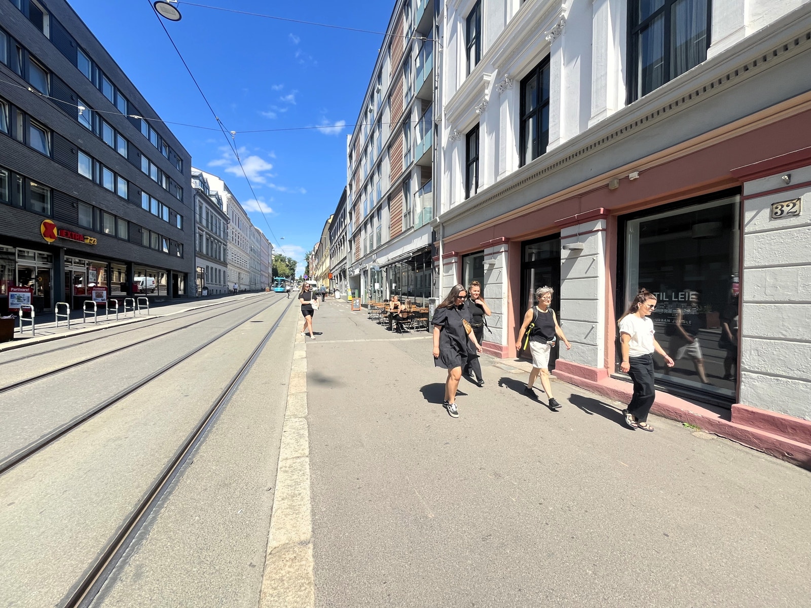 Høy fottrafikk opp og ned fra Bislett til Adamstuen Galleribilde