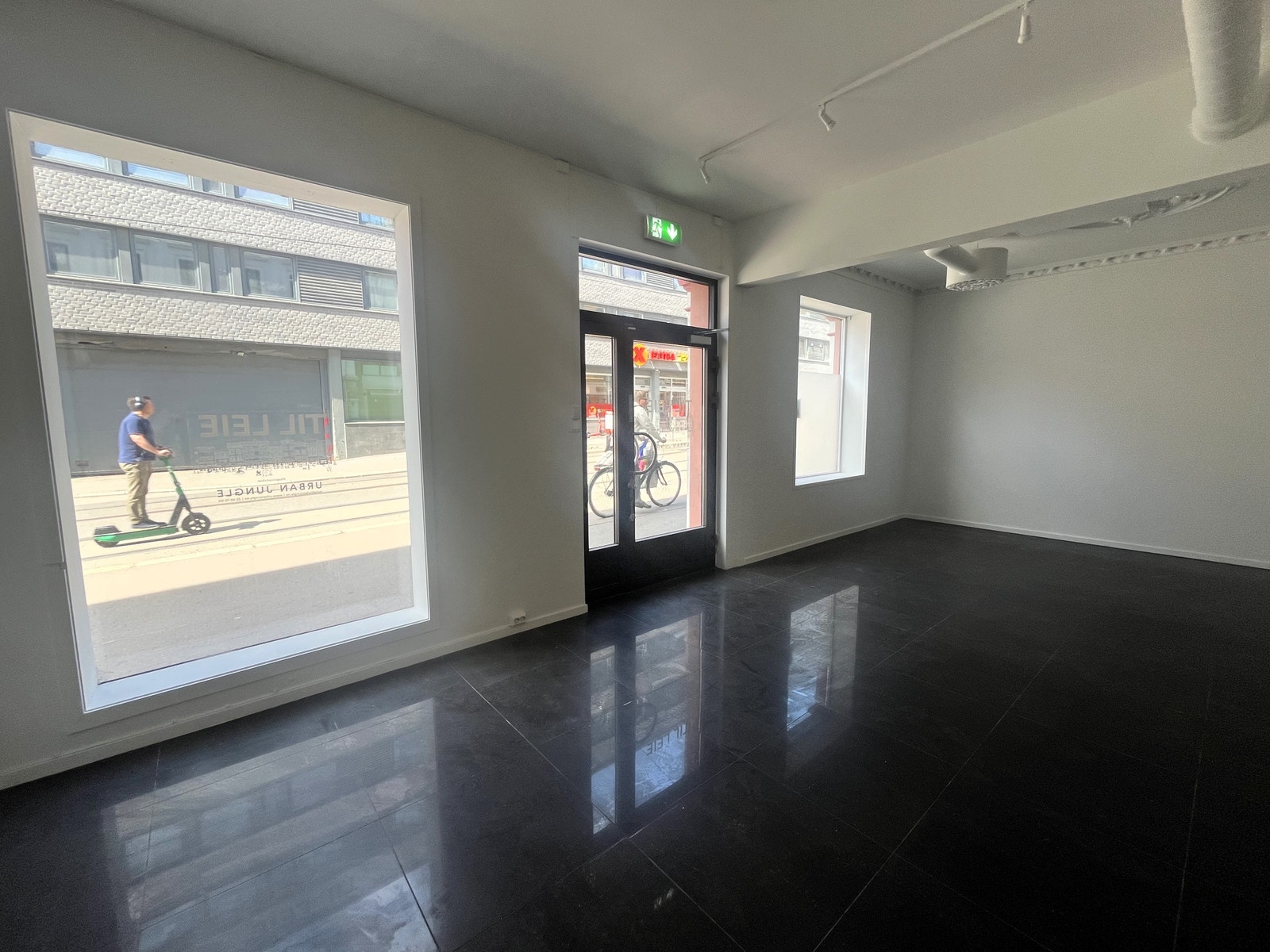 Strøkent lokale med masse eksponering Galleribilde
