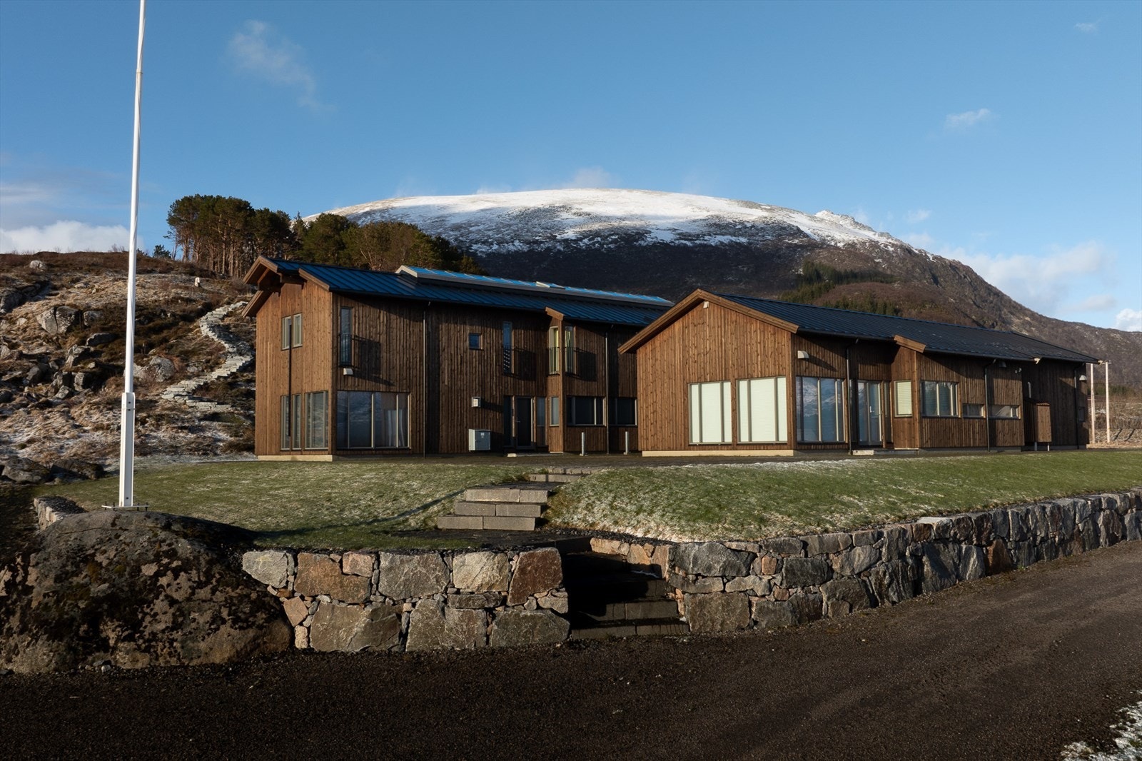 Fasade hovedhus med 2 leiligheter Galleribilde