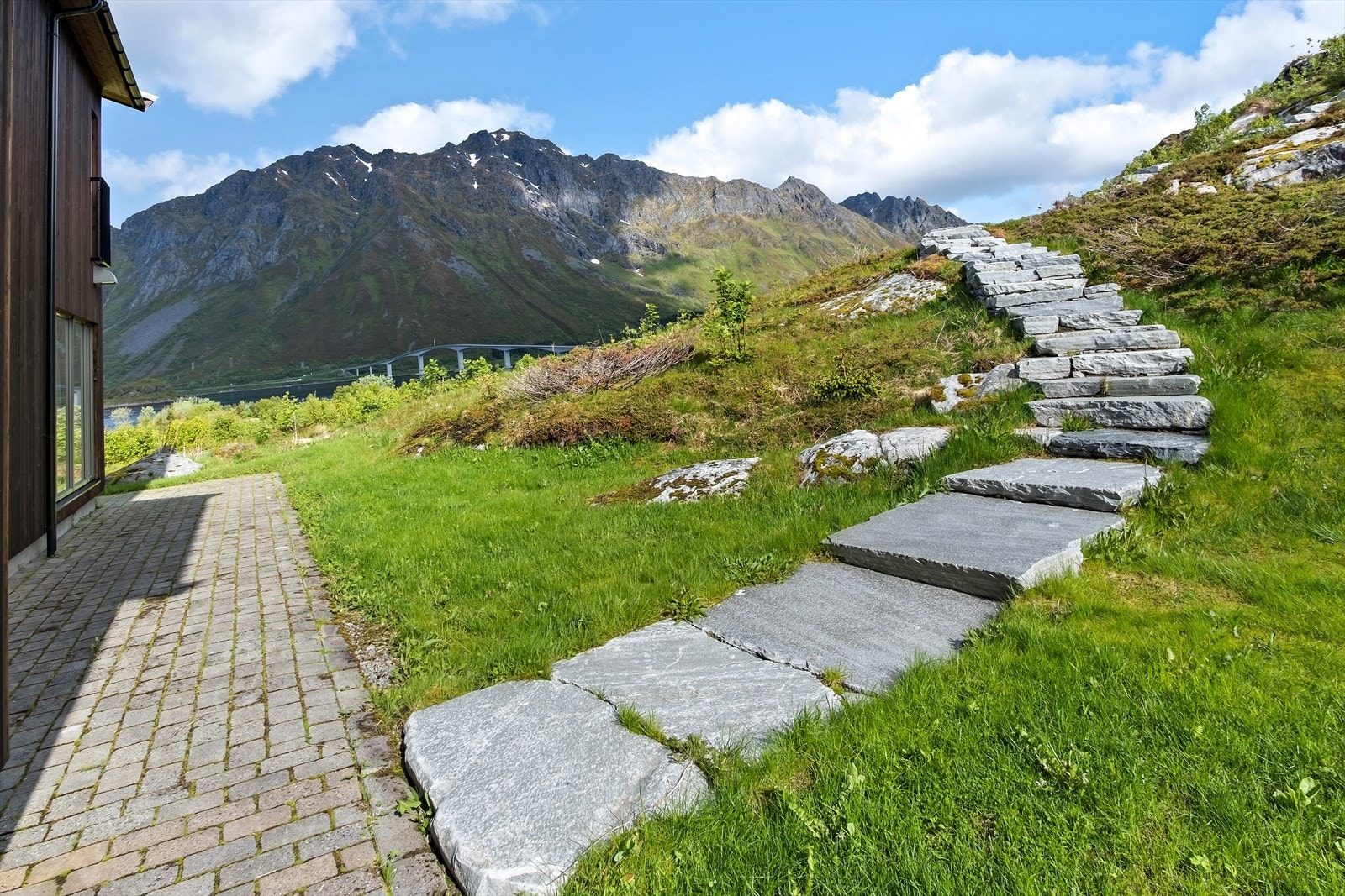 Sherpatrapp fra hovedbolig Galleribilde