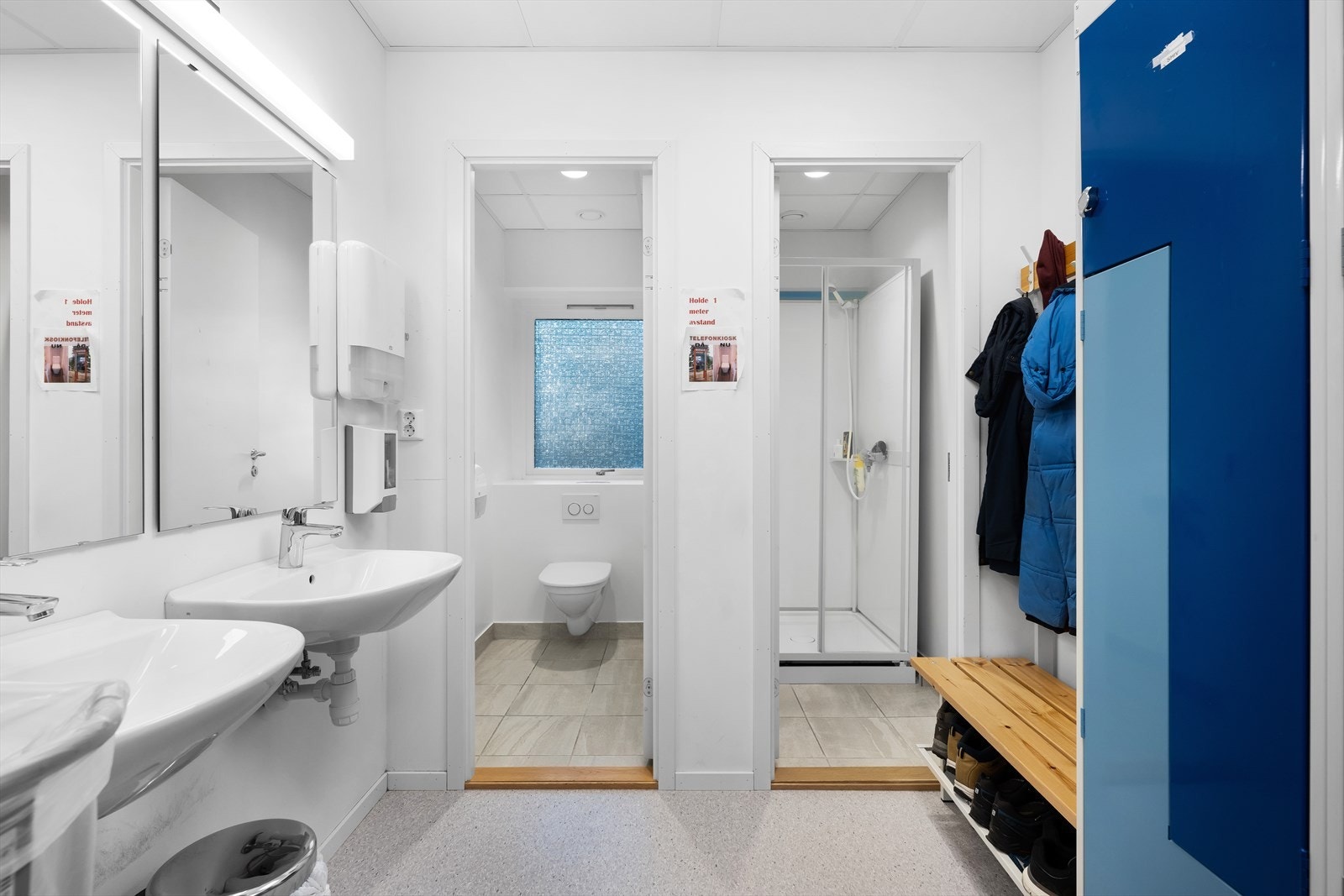 Bilde fra herregarderobe. Noe større damegarderobe med dusj vegg i vegg. Galleribilde