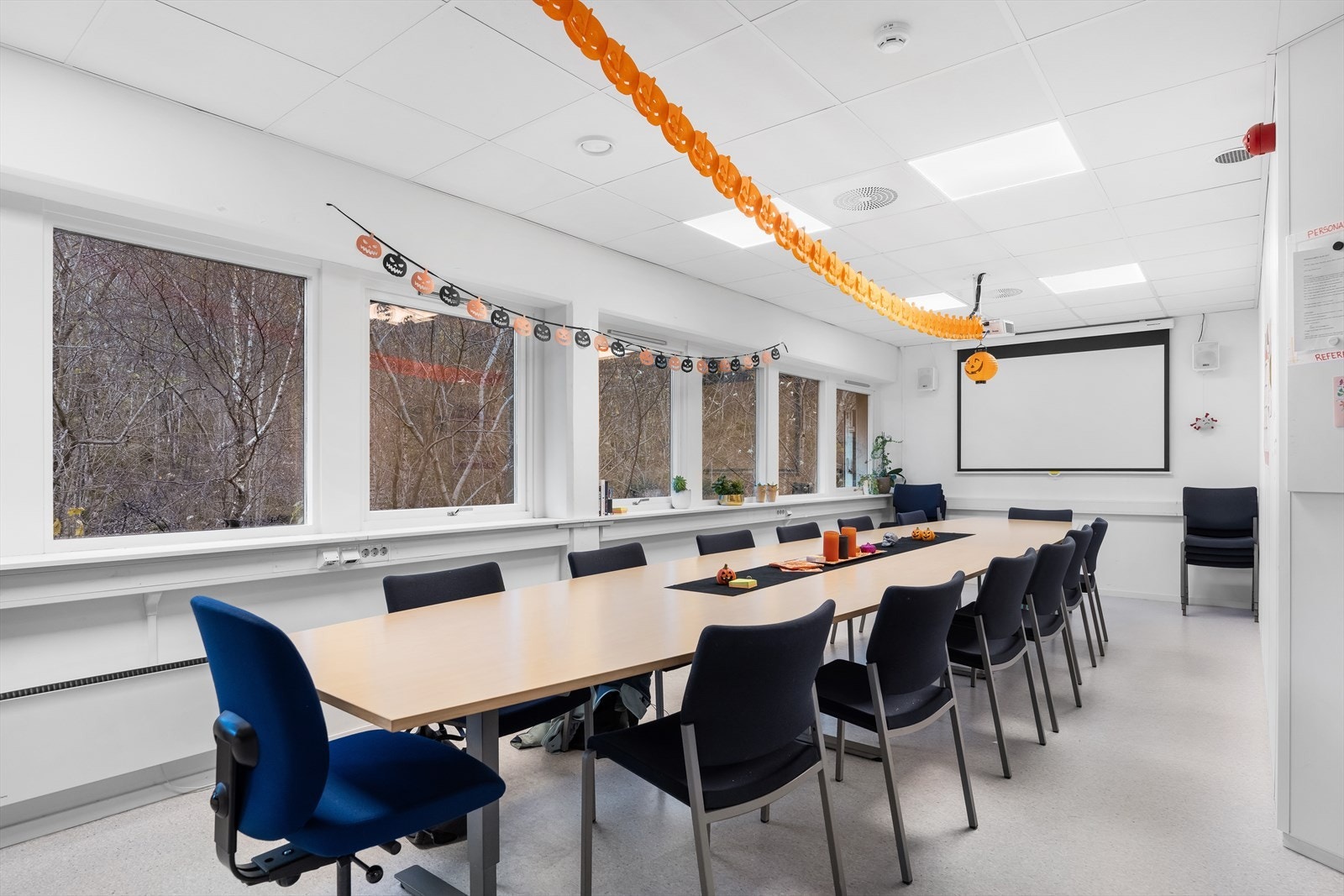 Kombinert møterom og spiserom i ledig areal i 2. etg. Galleribilde