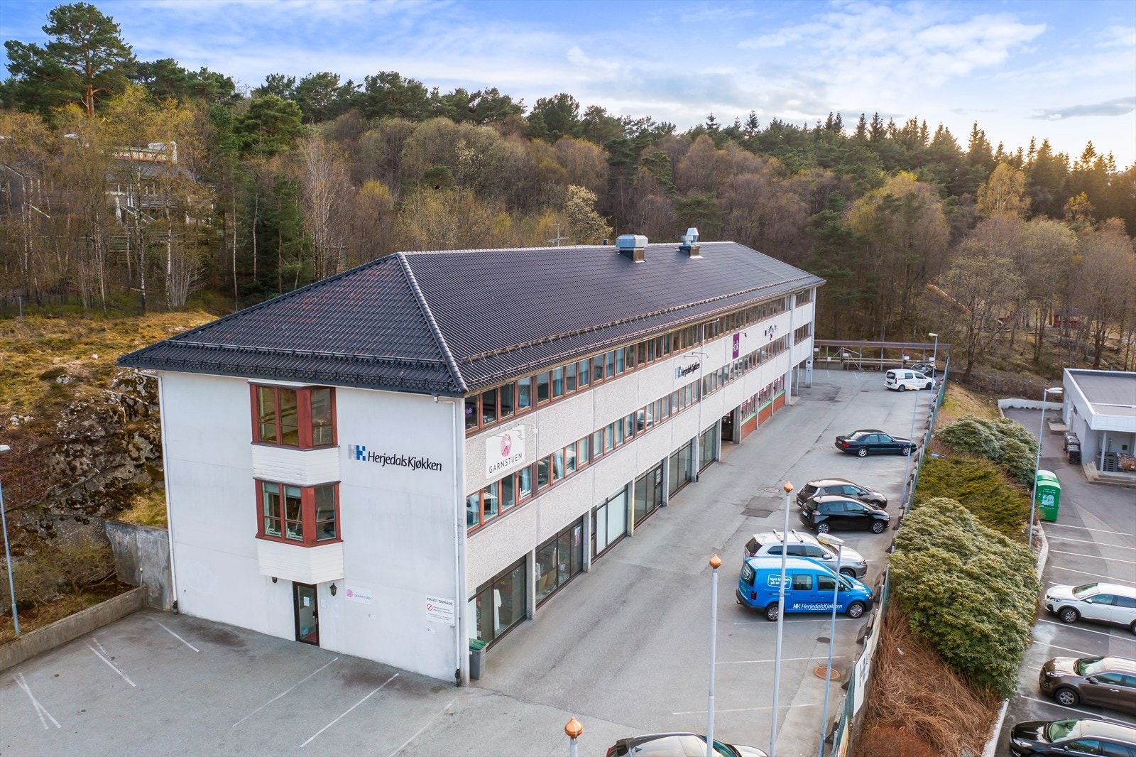 Gode utendørs parkeringsforhold tilknyttet de ledige lokalene Galleribilde